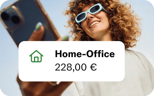 Taxfix Nutzer macht die Steuerklärung mit dem Handy