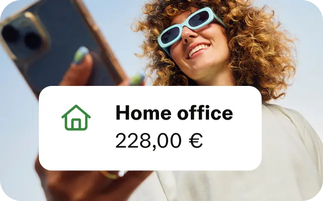 Taxfix Nutzer macht die Steuerklärung mit dem Handy