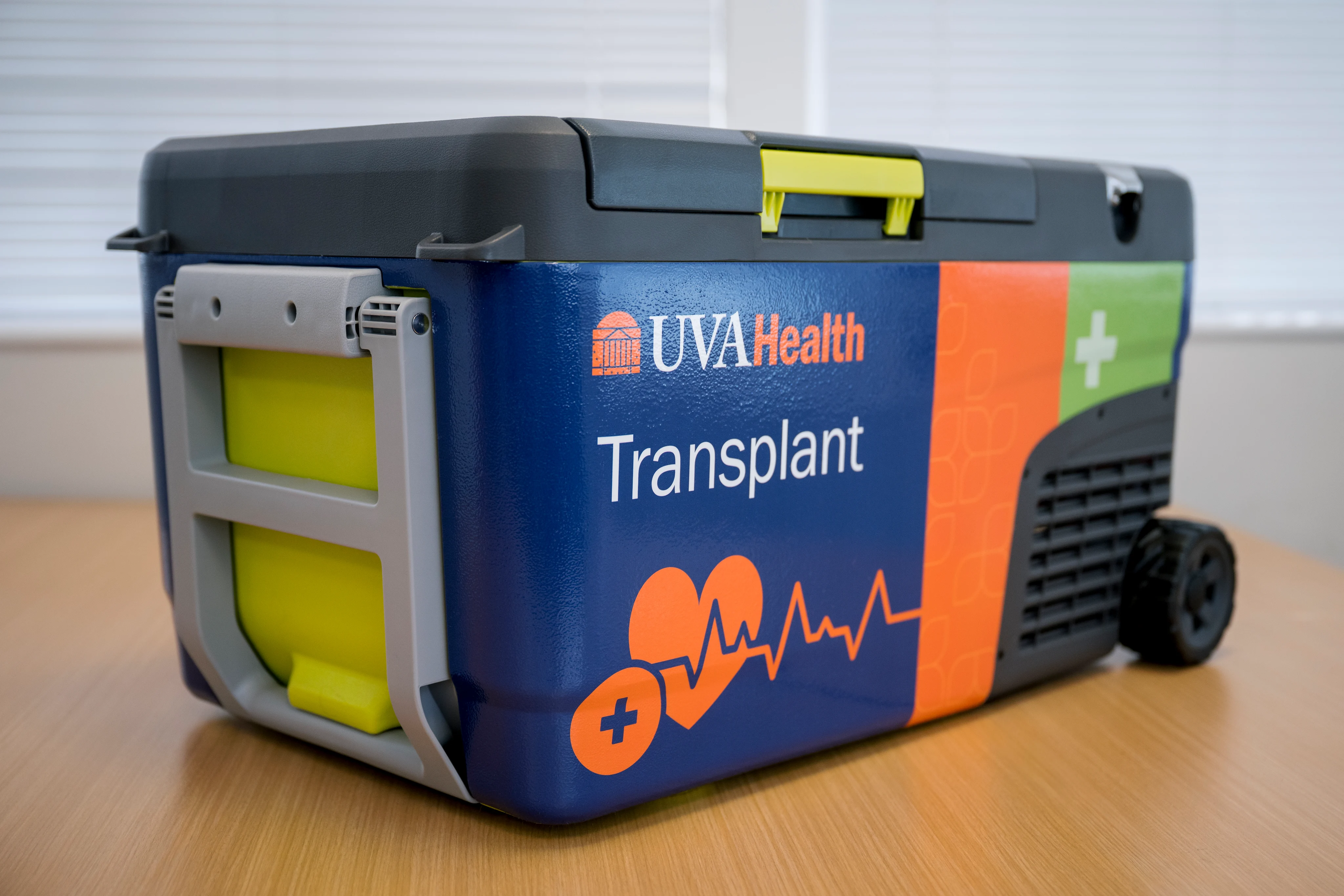 Modified temperature-controlled cooler for transplanting organs 