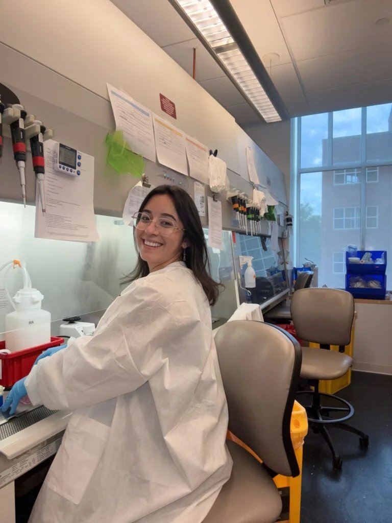 Rossymar Rivera in lab setting