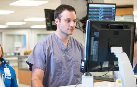 Doctor uses computer