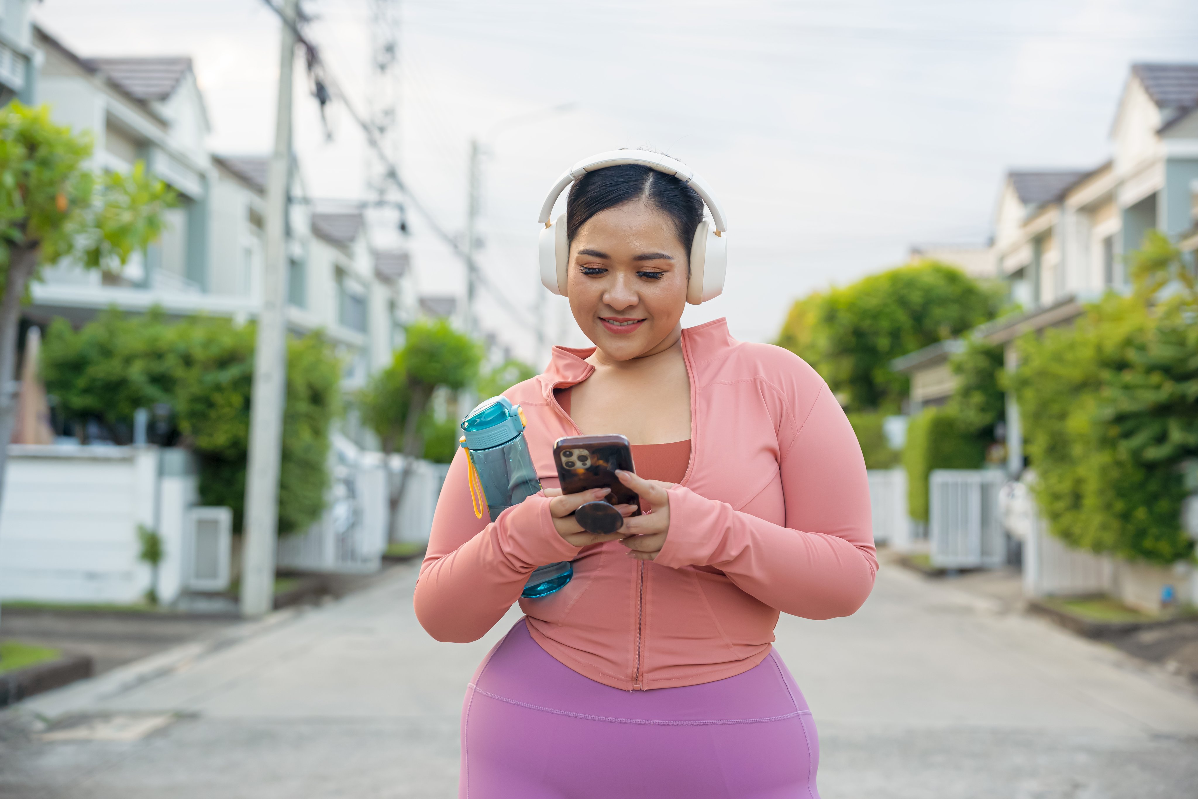 woman tracks progress while enjoying time outside
