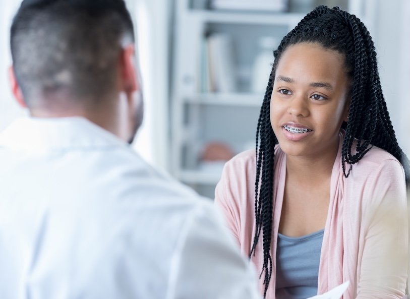 A girl having a conversation about MS symptoms with a provider