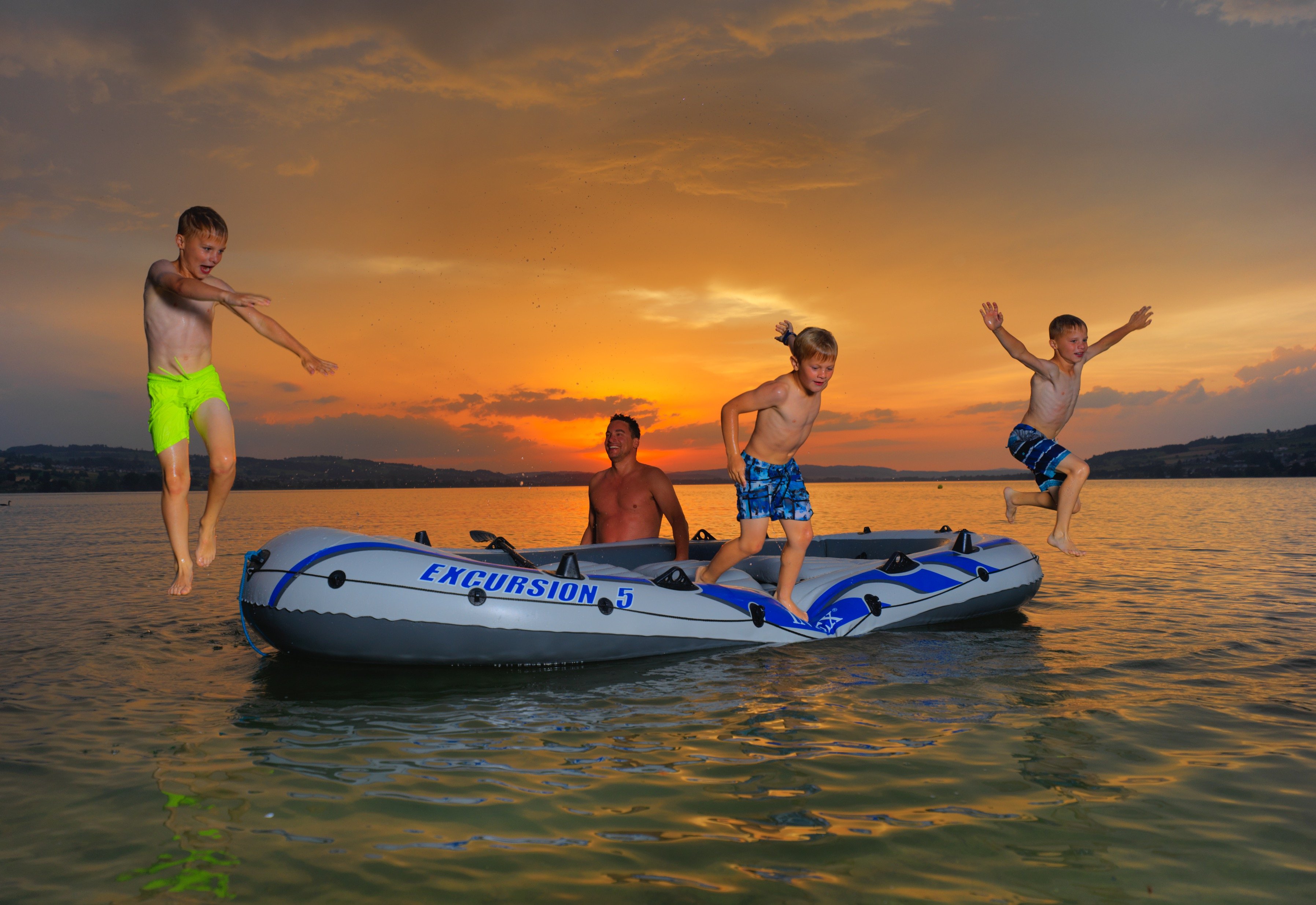 TCS Camping Sempach: fun and relaxation for everyone at sunset by the lake.