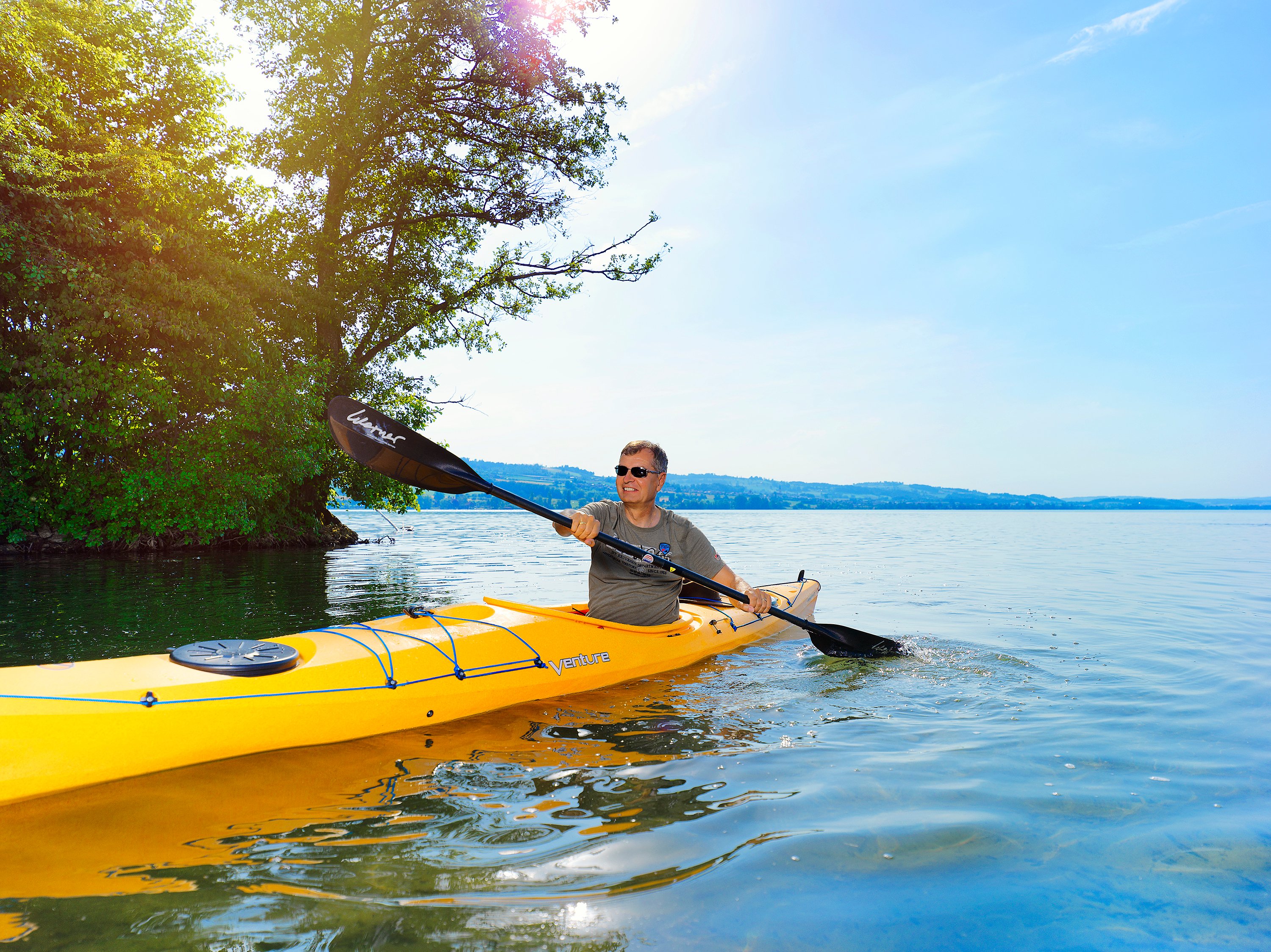 Kayaker sul lago