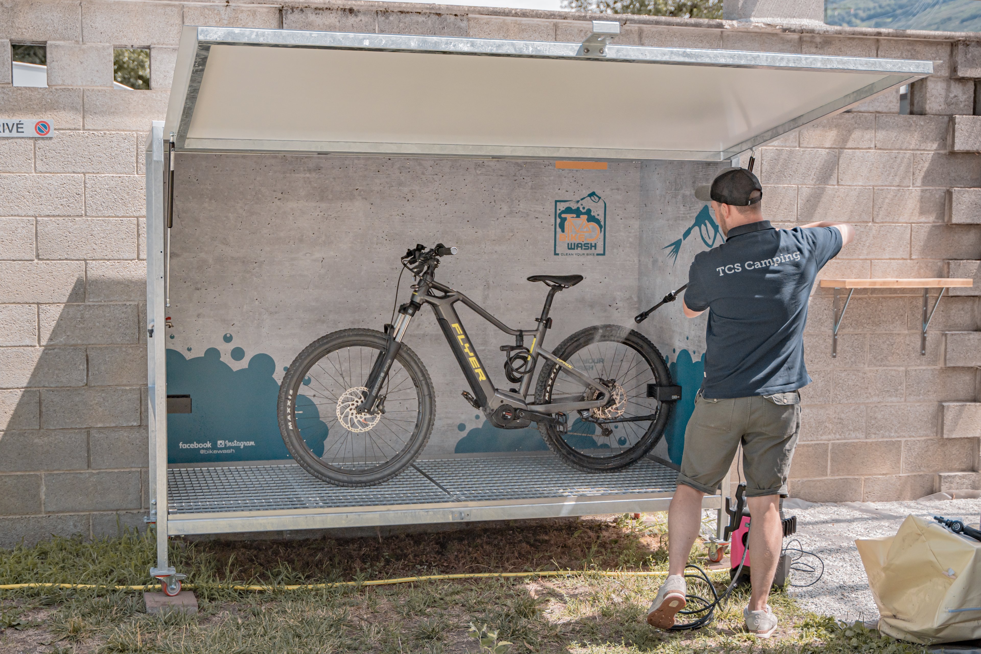 Possibilité de laver les vélos dans un camping.