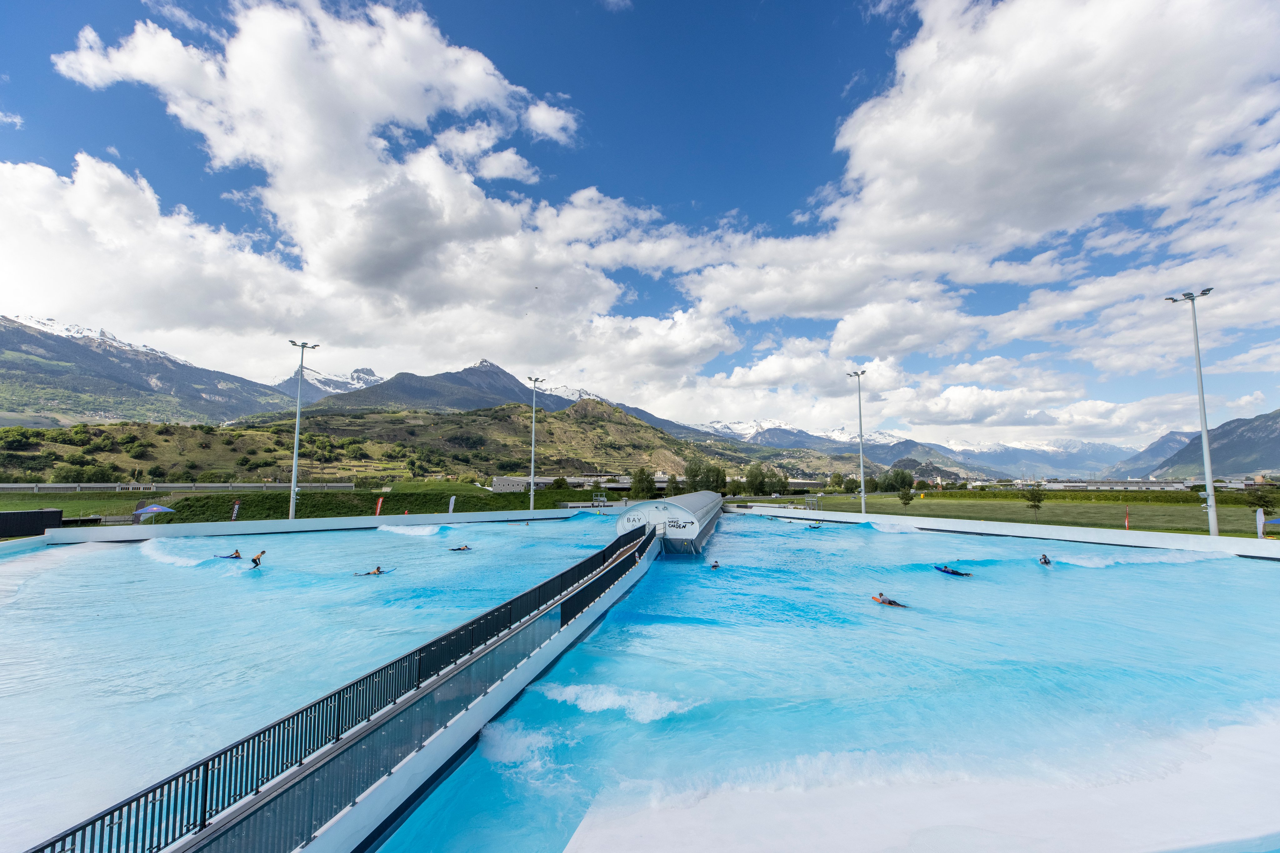 Surfeurs dans la baie d'Alaïa à Sion