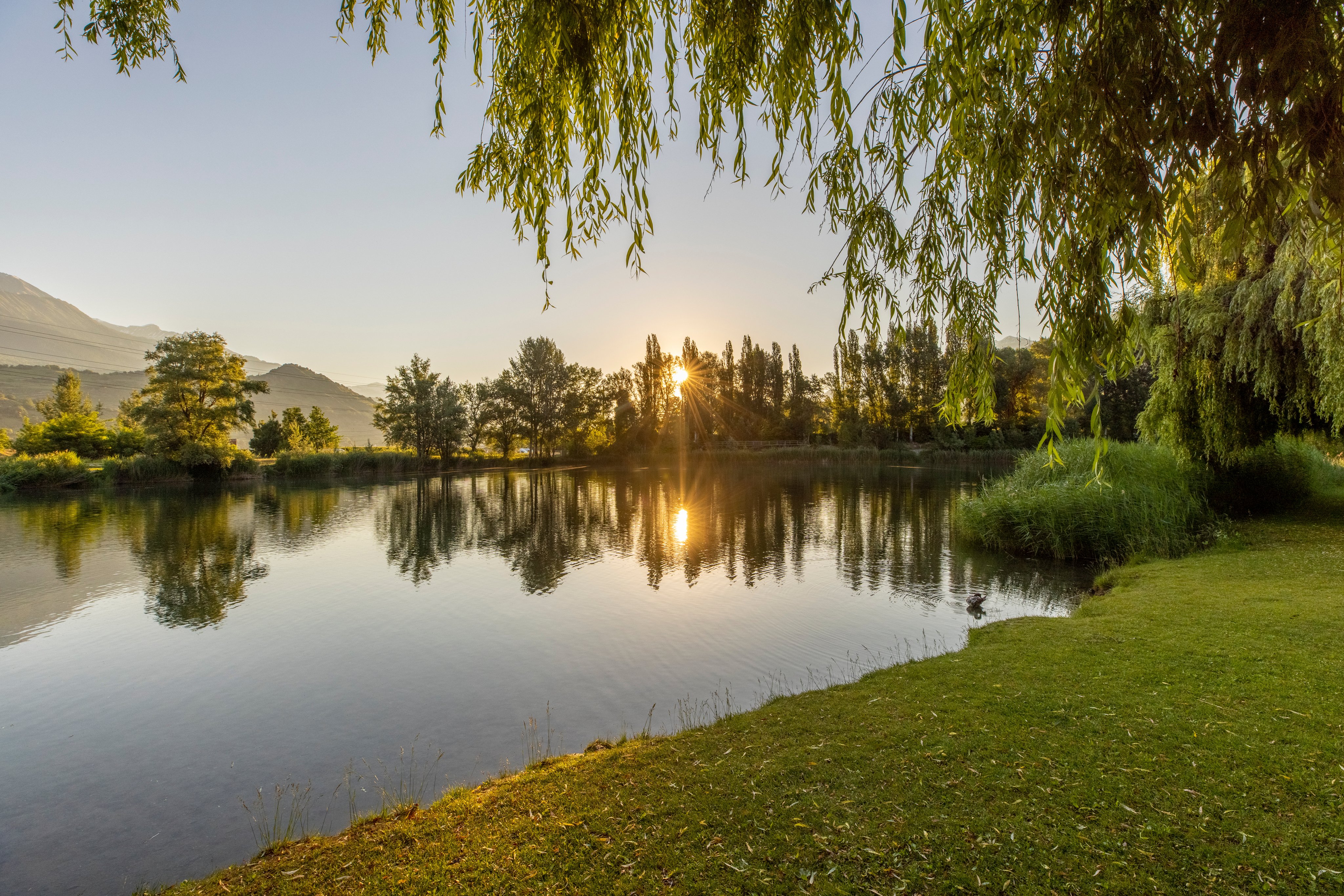 Lago naturale all'alba