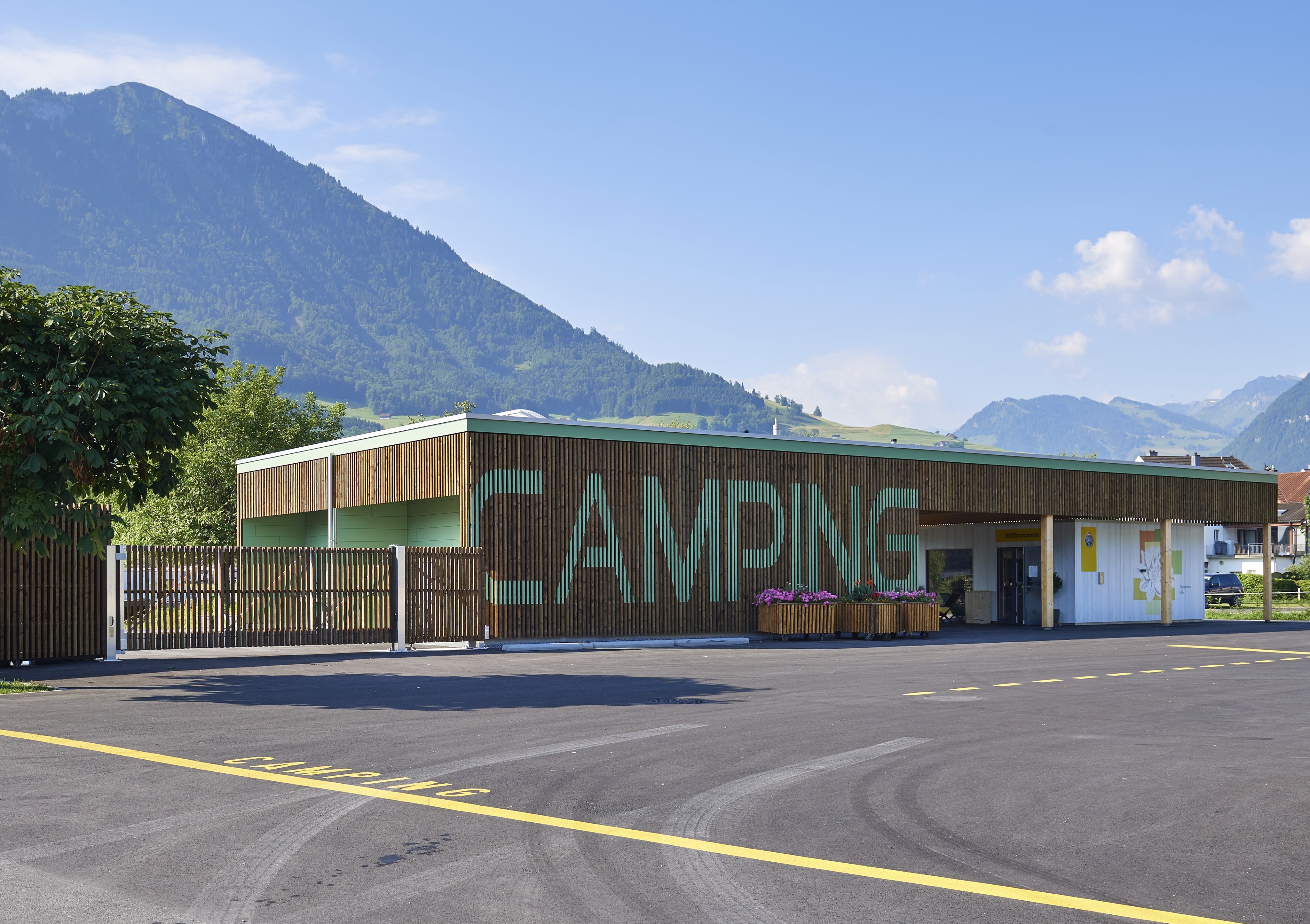 Réception dans un camping avec les montagnes en arrière-plan.