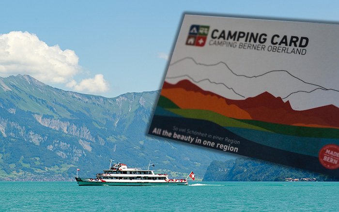 Una mappa su una foto con una barca e le montagne sullo sfondo.