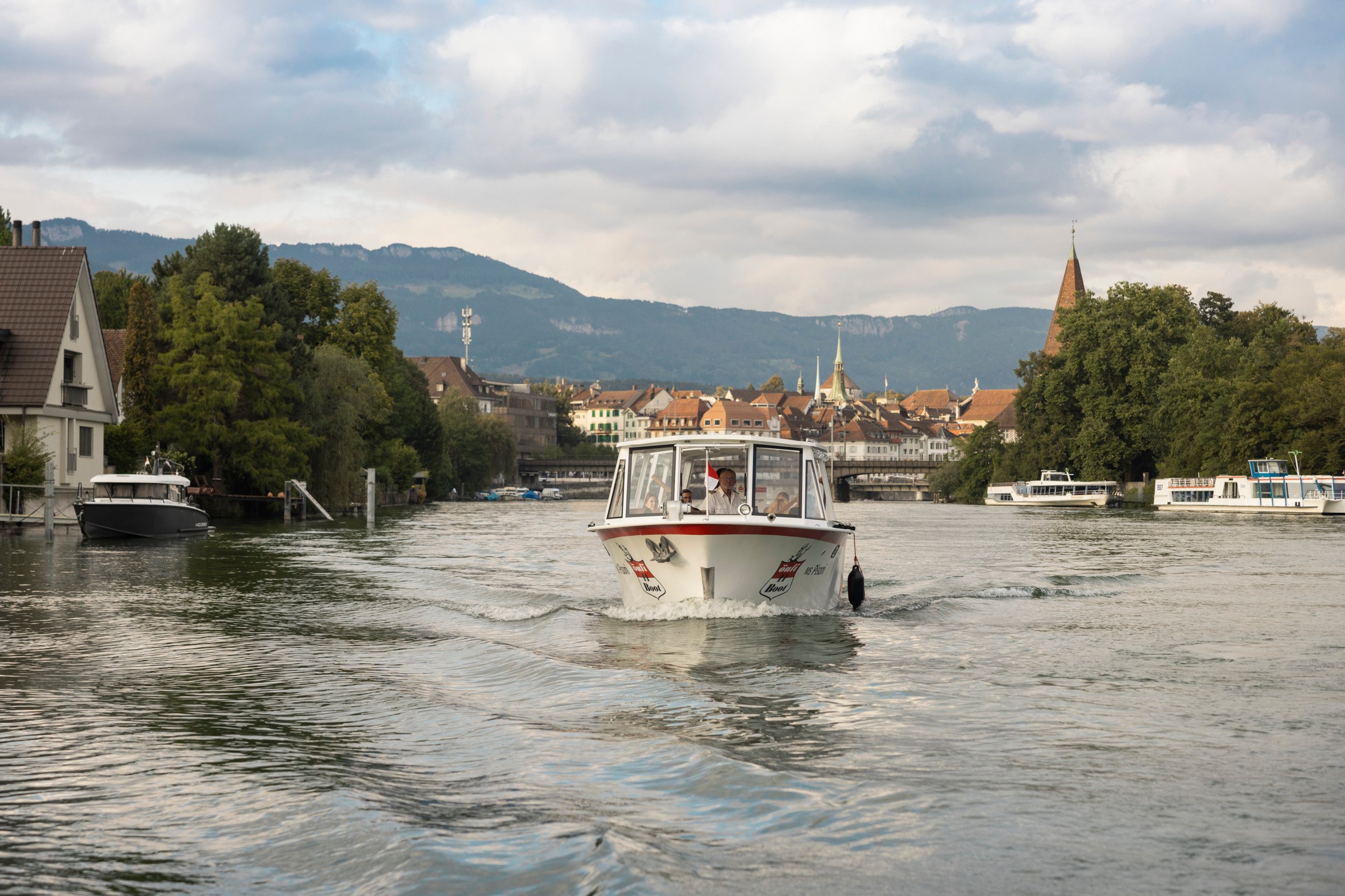 Le bateau "Öufi" dans l'ambiance du soir sur l'Aar près de Soleure.