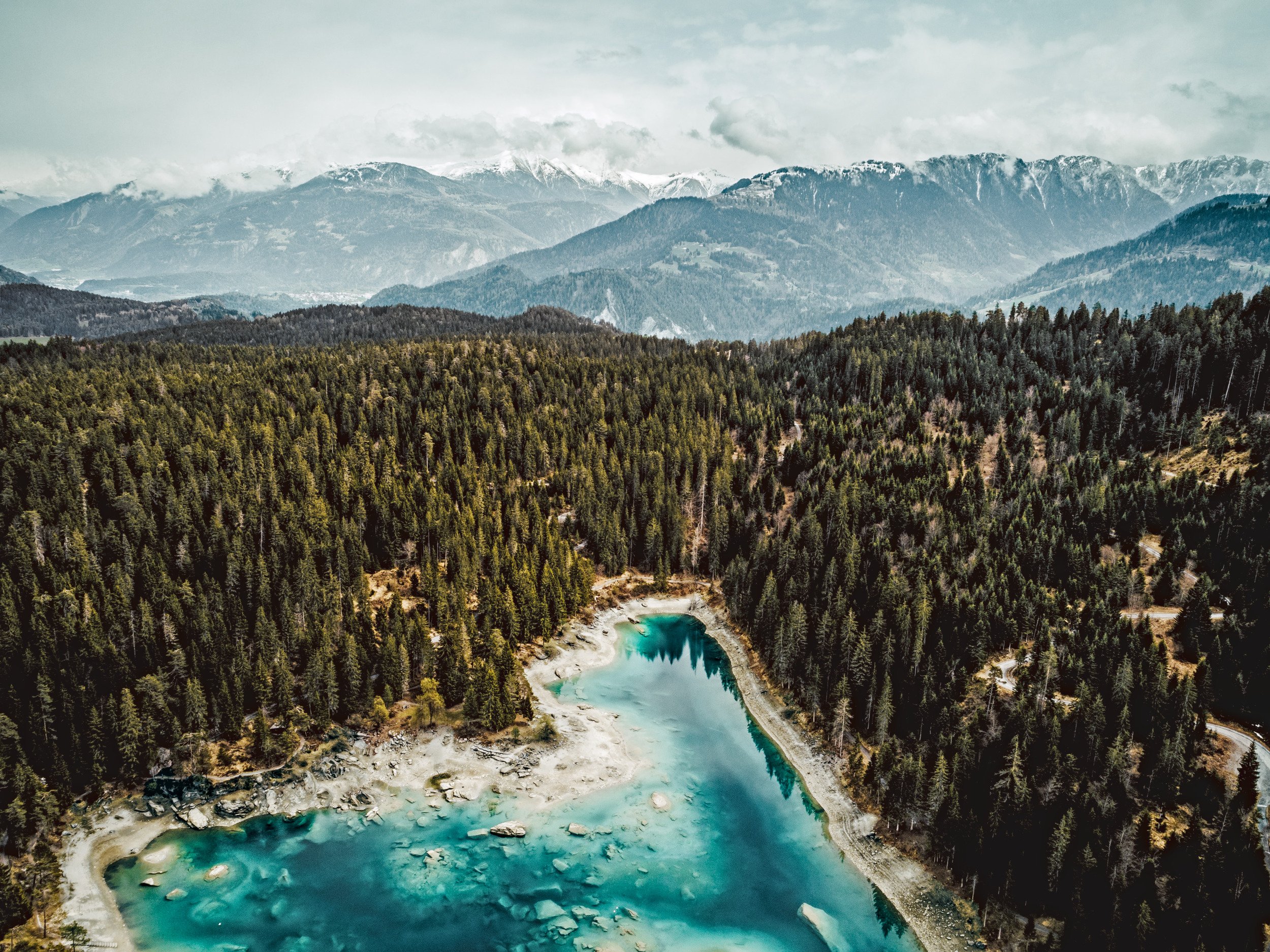Il paesaggio idilliaco intorno al lago Cauma.
