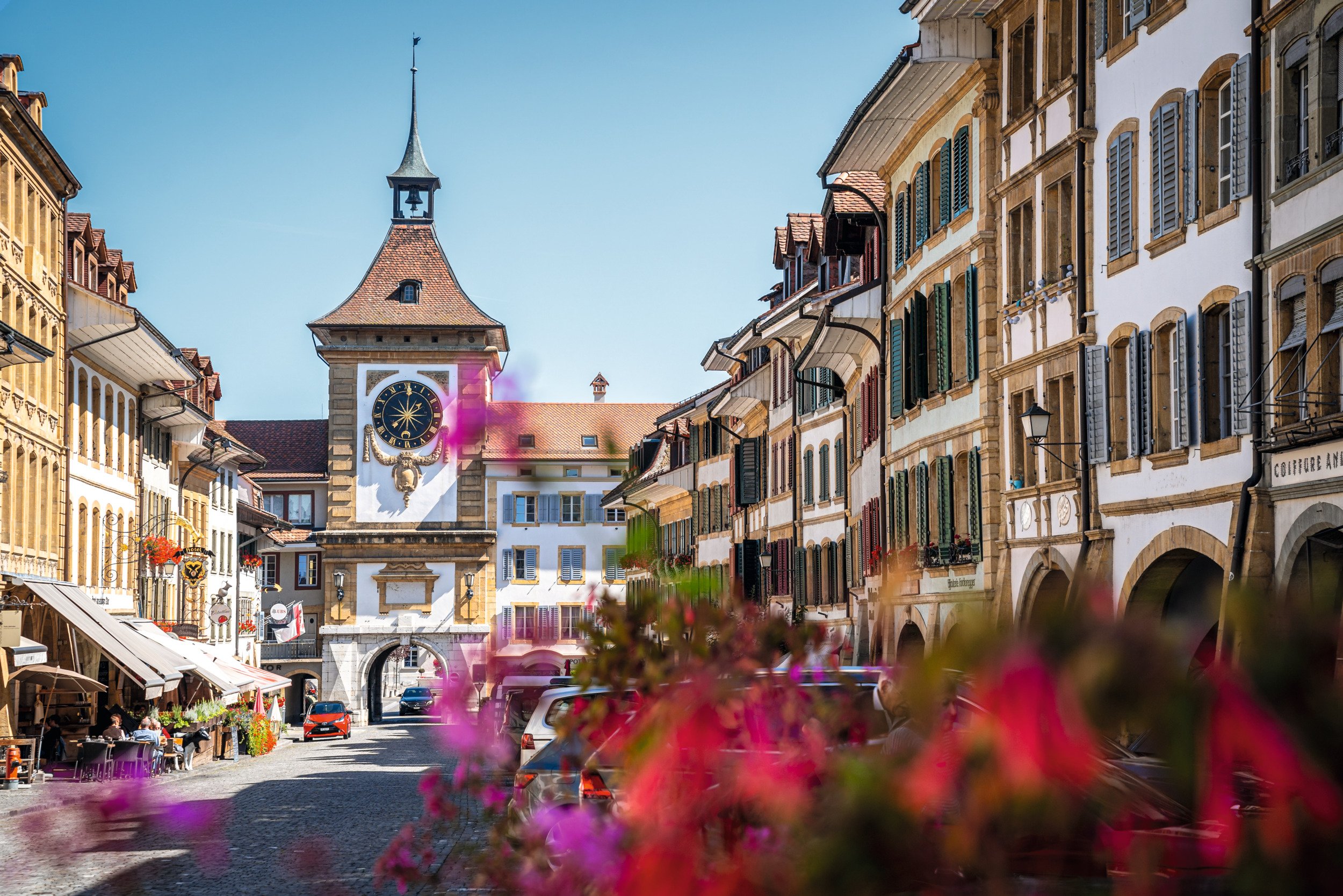 In der Hauptgasse der Altstadt Murten mit Blick auf das Berntor.