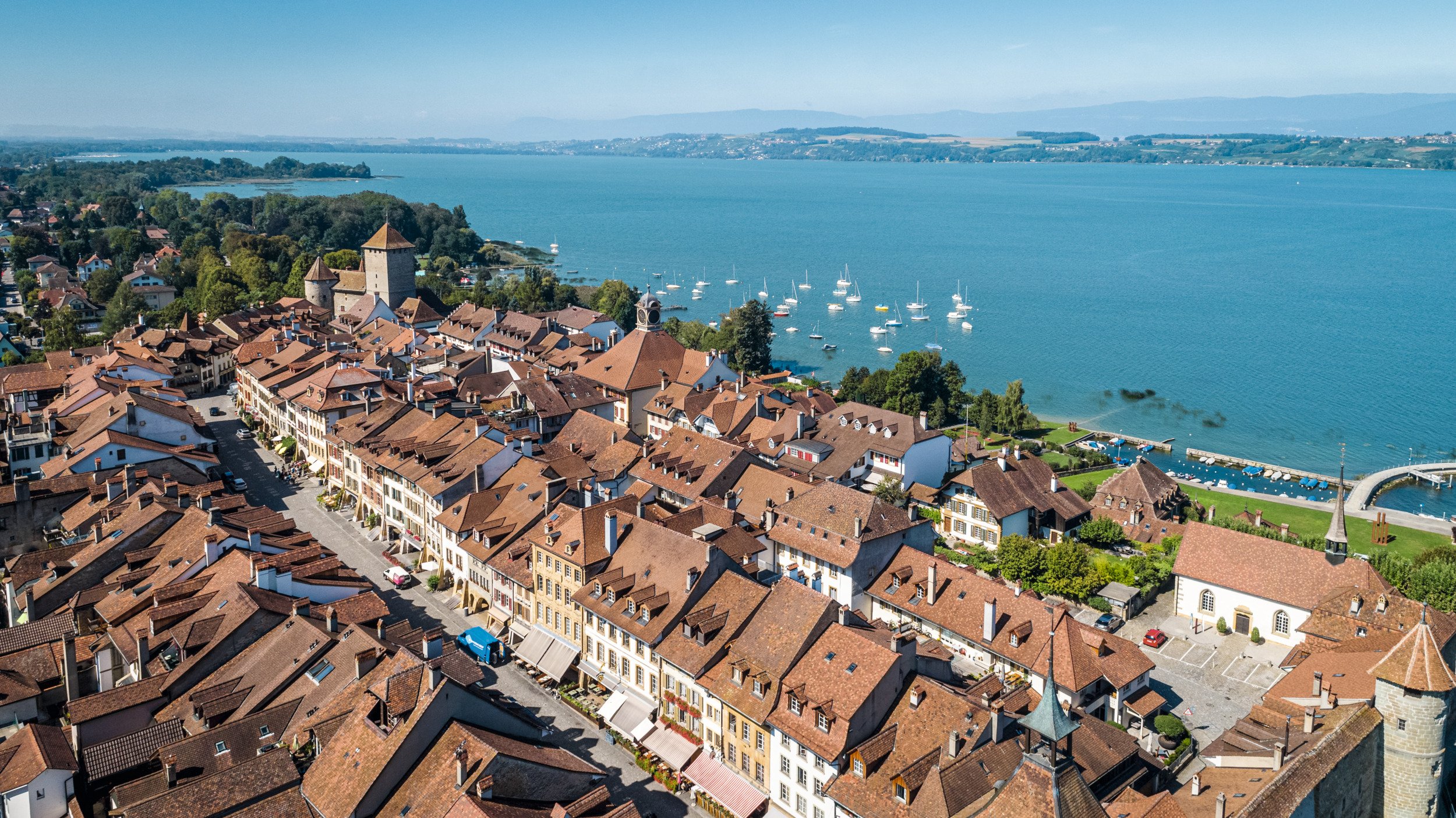 Veduta aerea del centro storico di Murten con il lago.