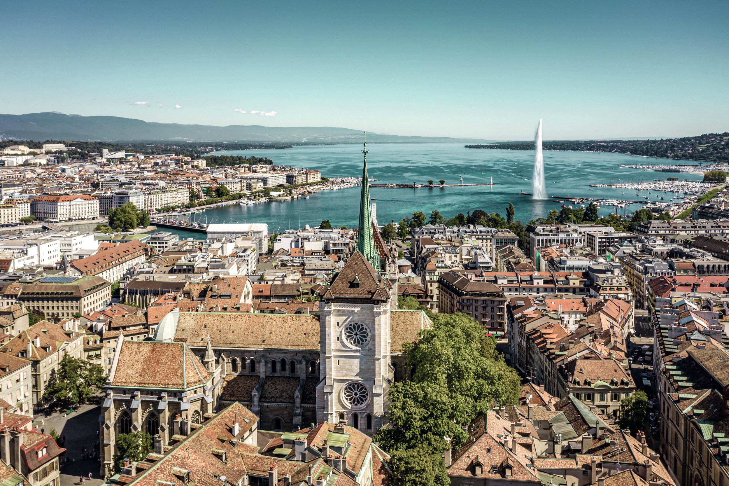 Vista aerea della Cattedrale di Ginevra in estate, con il lago e il Jet d'Eau.