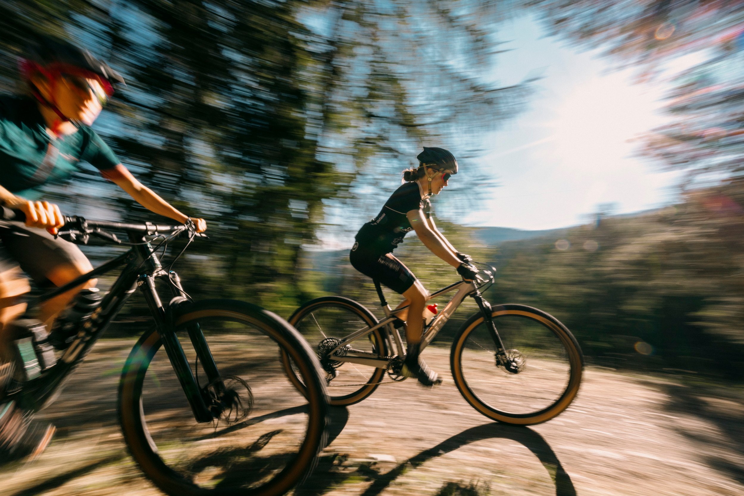 Ciclisti in montagna.