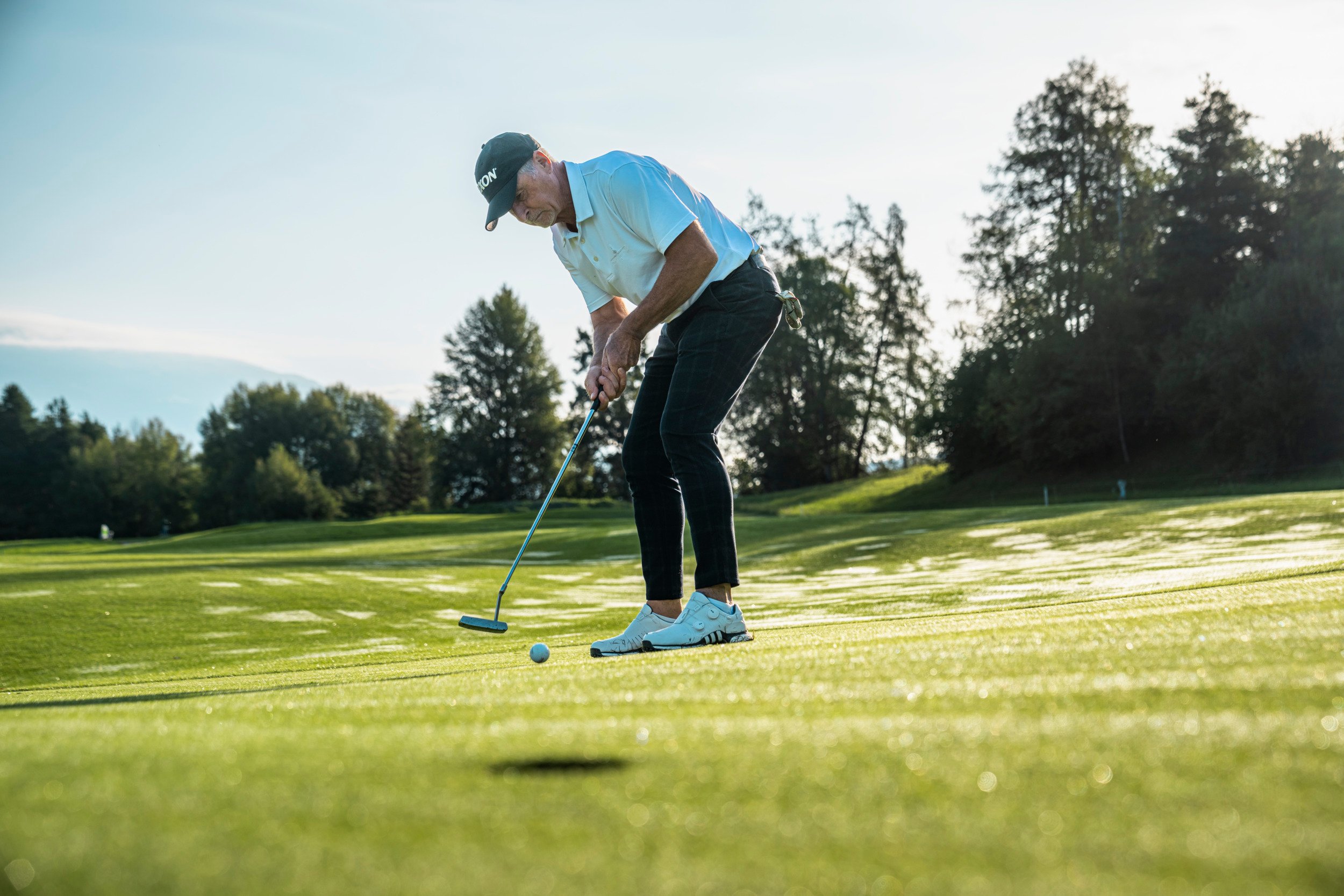 Un golfista impegnato nel putting green del campo da golf di Sagogn.