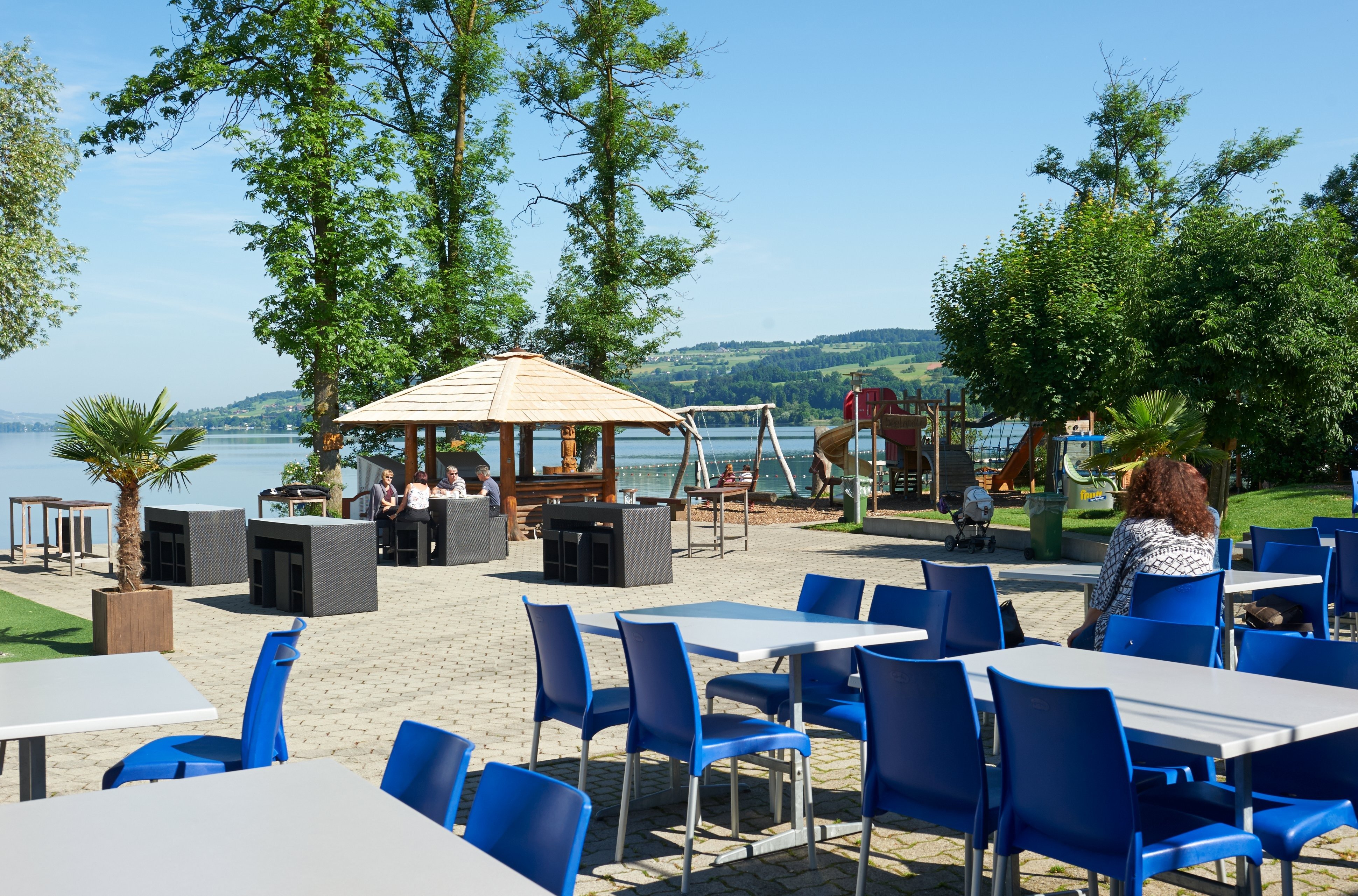 Selbstbedienungsrestaurant mit Seeblick.