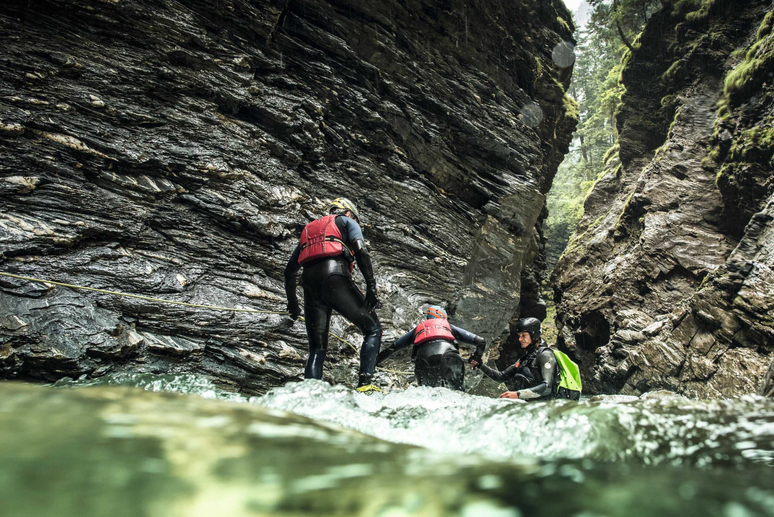 Gruppo di soft canyoning nella gola della Viamala.