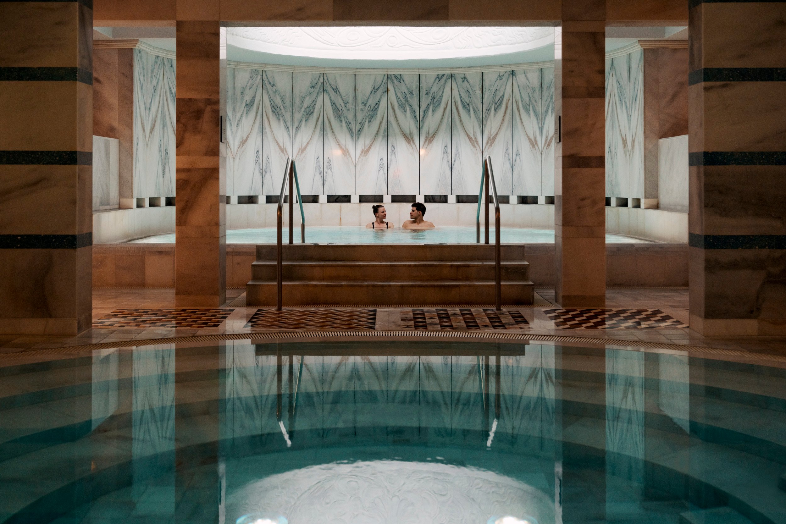 Una donna e un uomo si godono un trattamento benessere a Scuol, nei Grigioni.