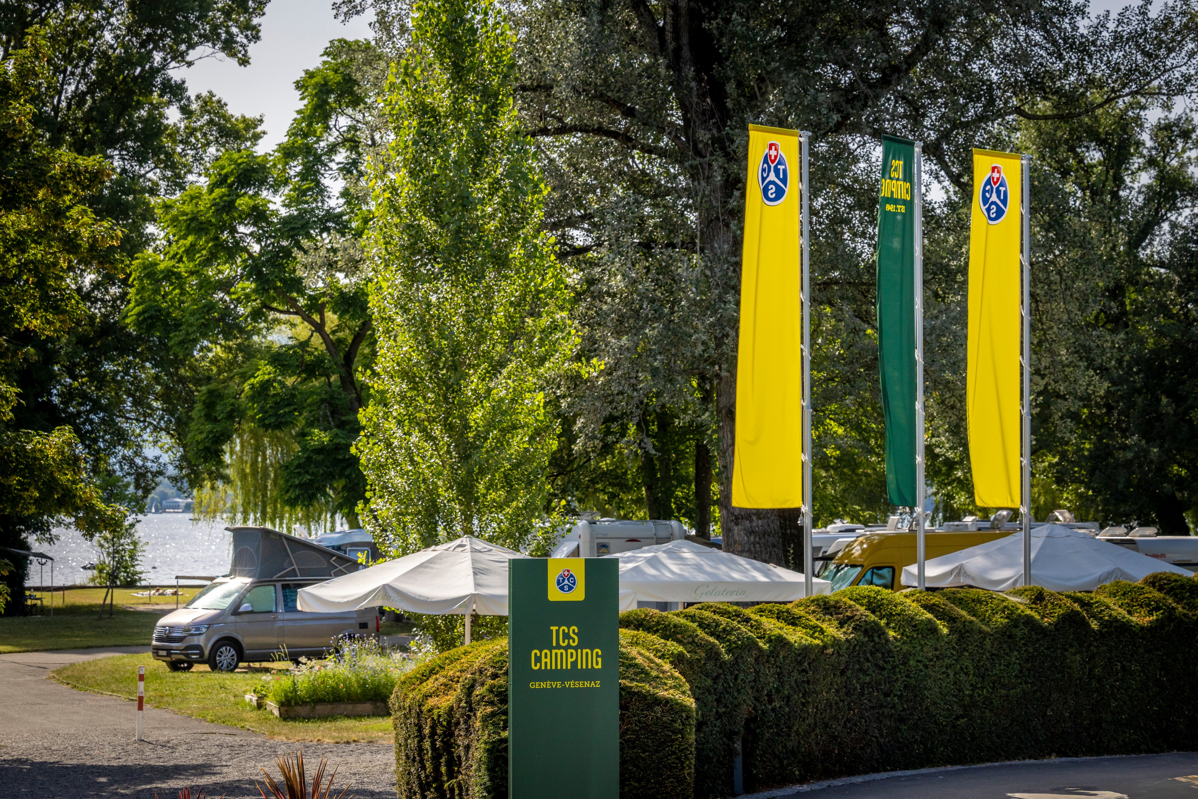Fahnen beim Eingang von einem Campingplatz.