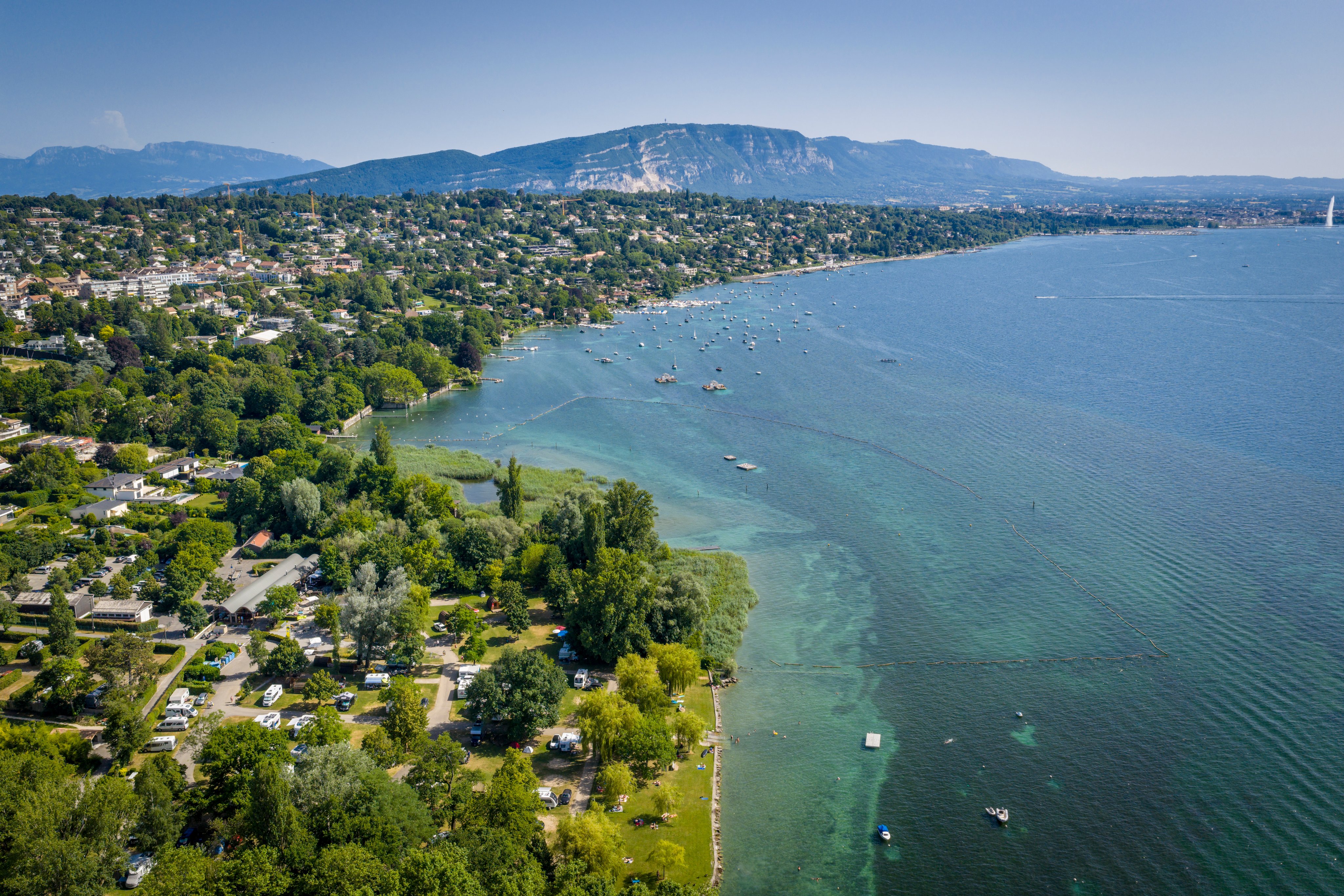 Immagine di un campeggio sul Lago di Ginevra ripresa da un drone.