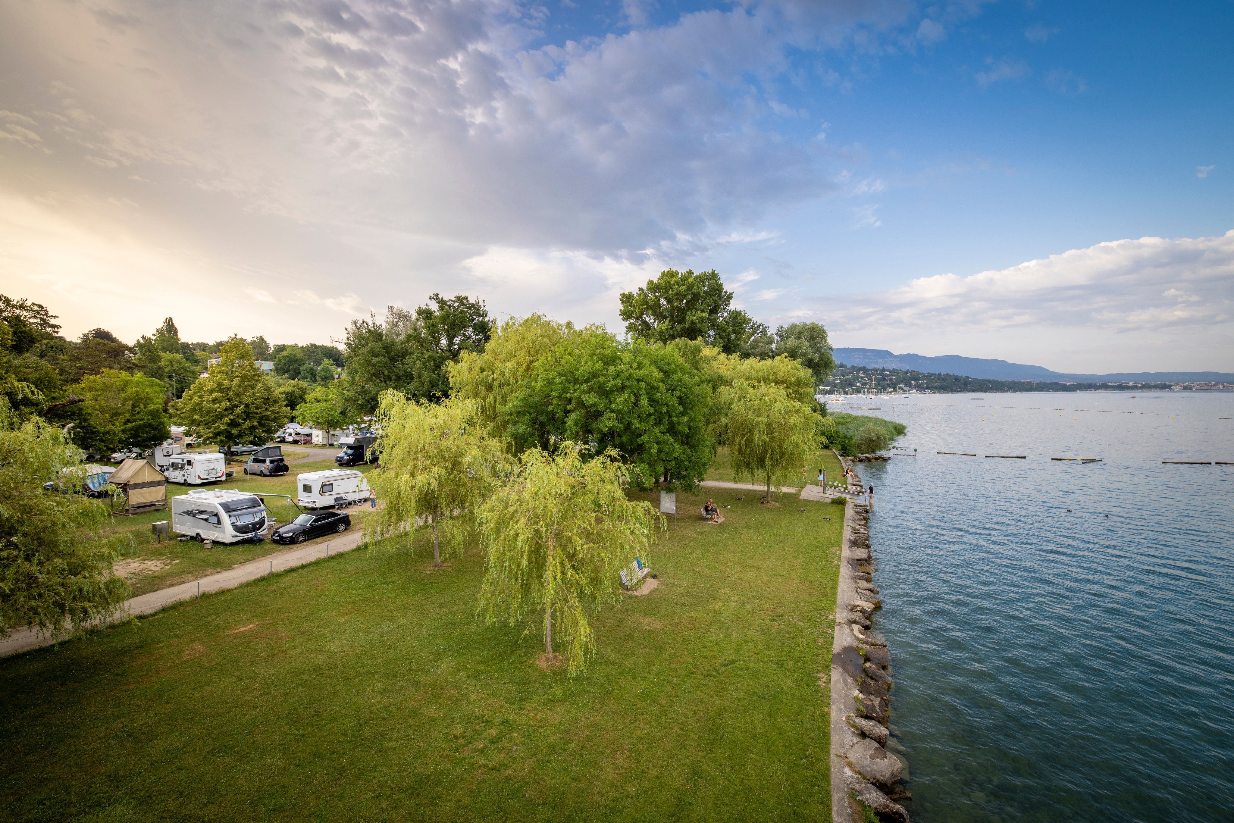 Campeggio in riva al lago.