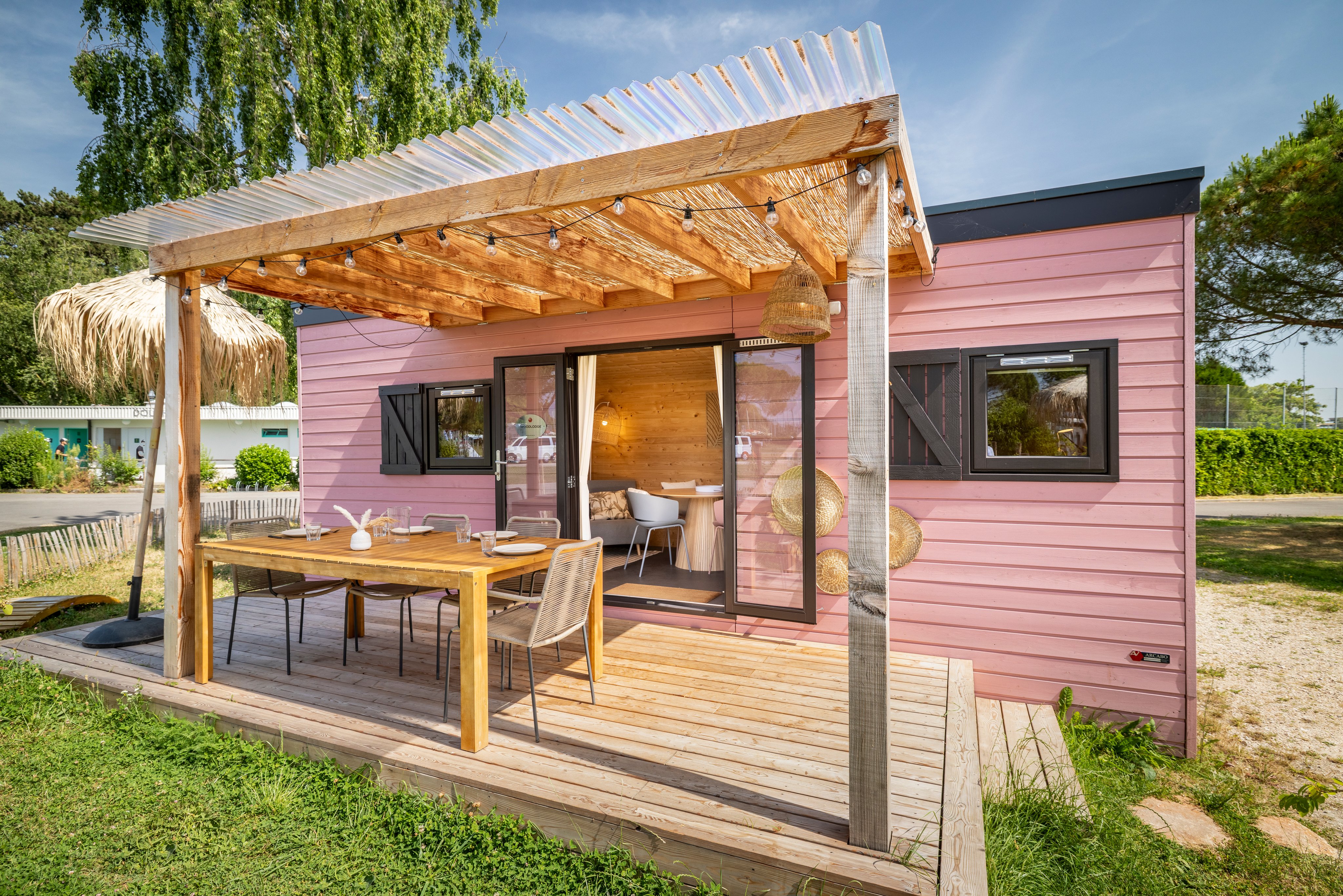 Vue extérieure du logement locatif Woodlodge au camping TCS de Morges.