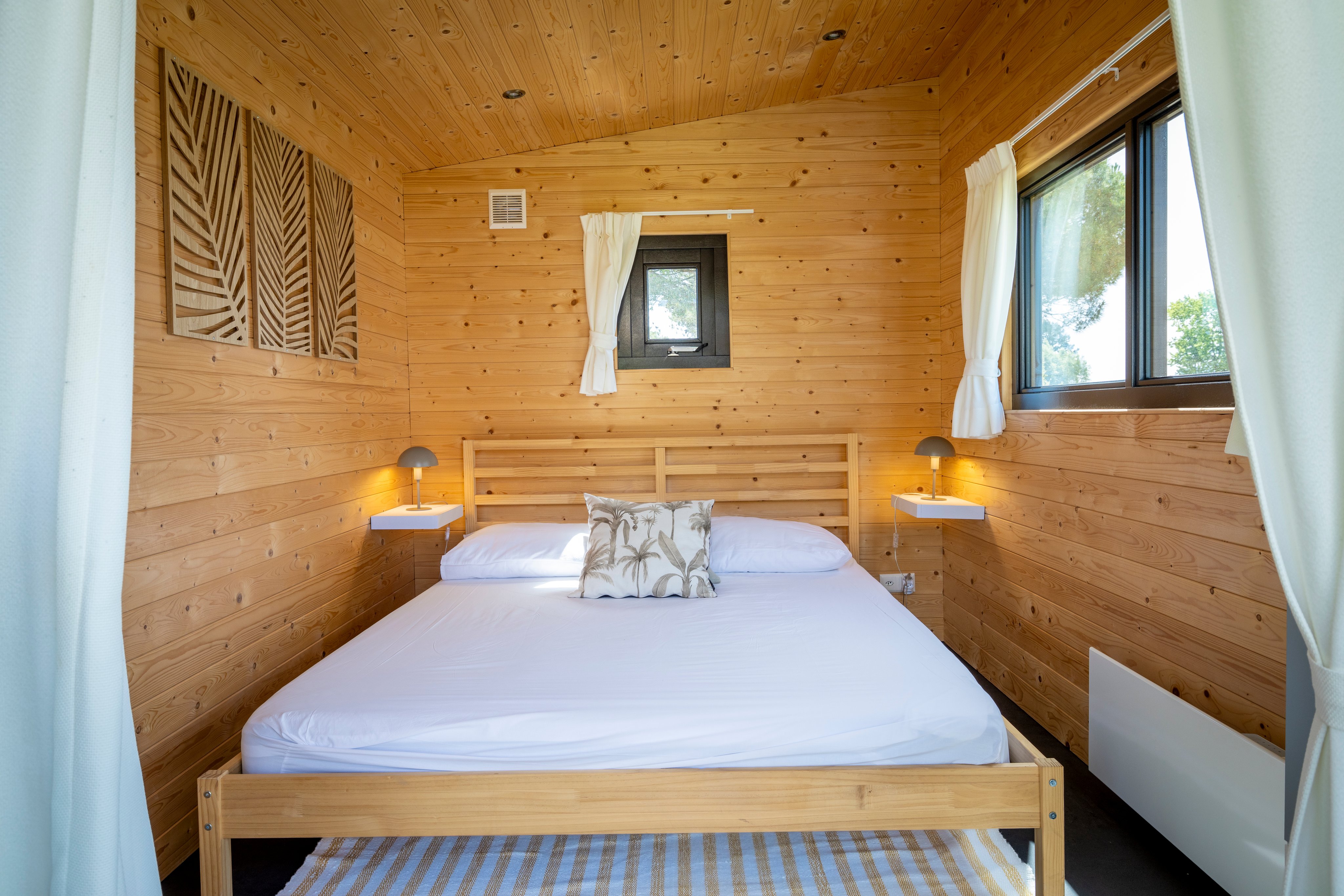 Intérieur du Woodloodge Mini avec un lit.