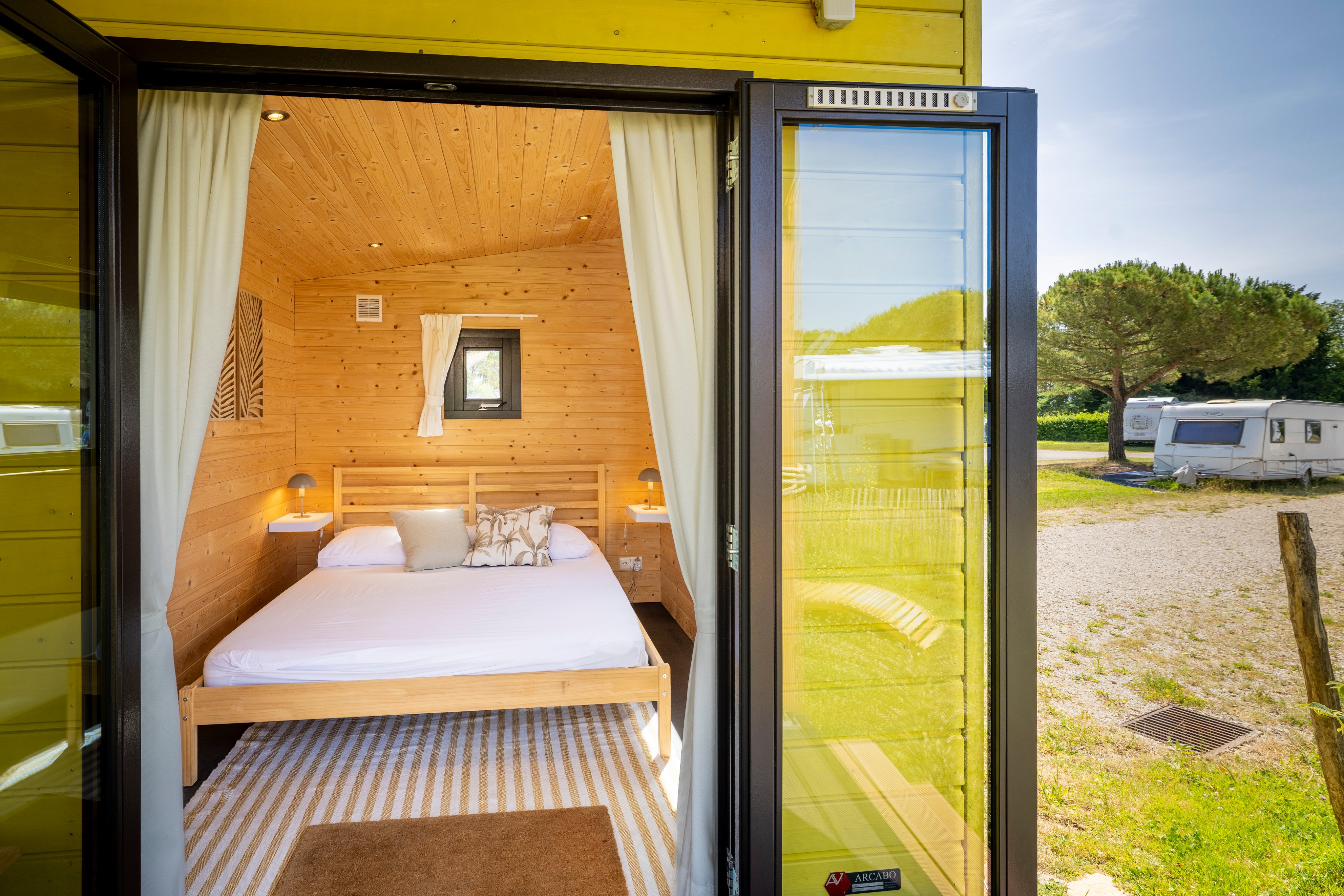 Gros plan sur le Woodlodge Mini avec vue sur le lit.