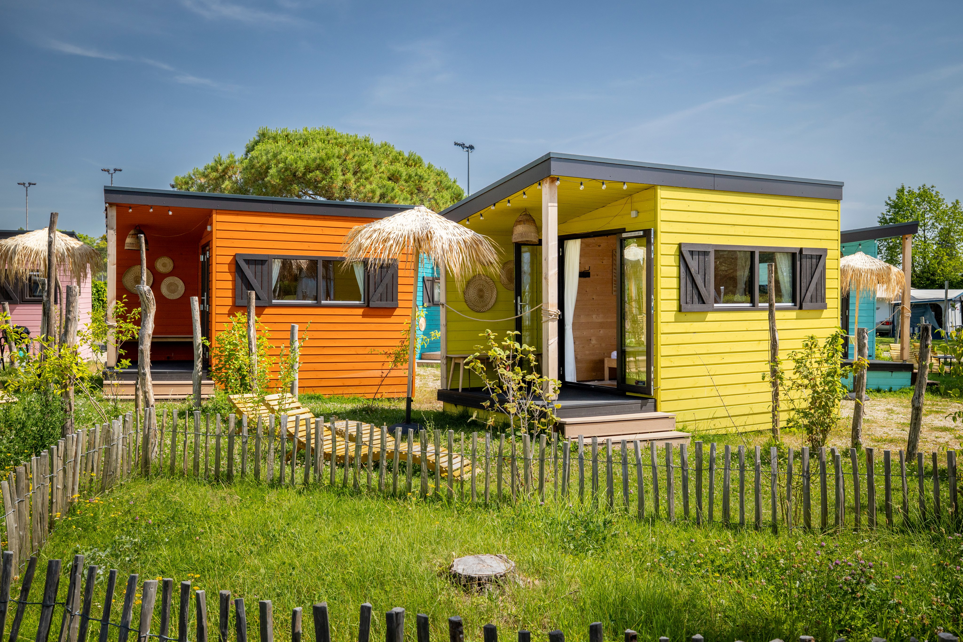 Vue extérieure de deux Woodlodges Mini et leurs environs.