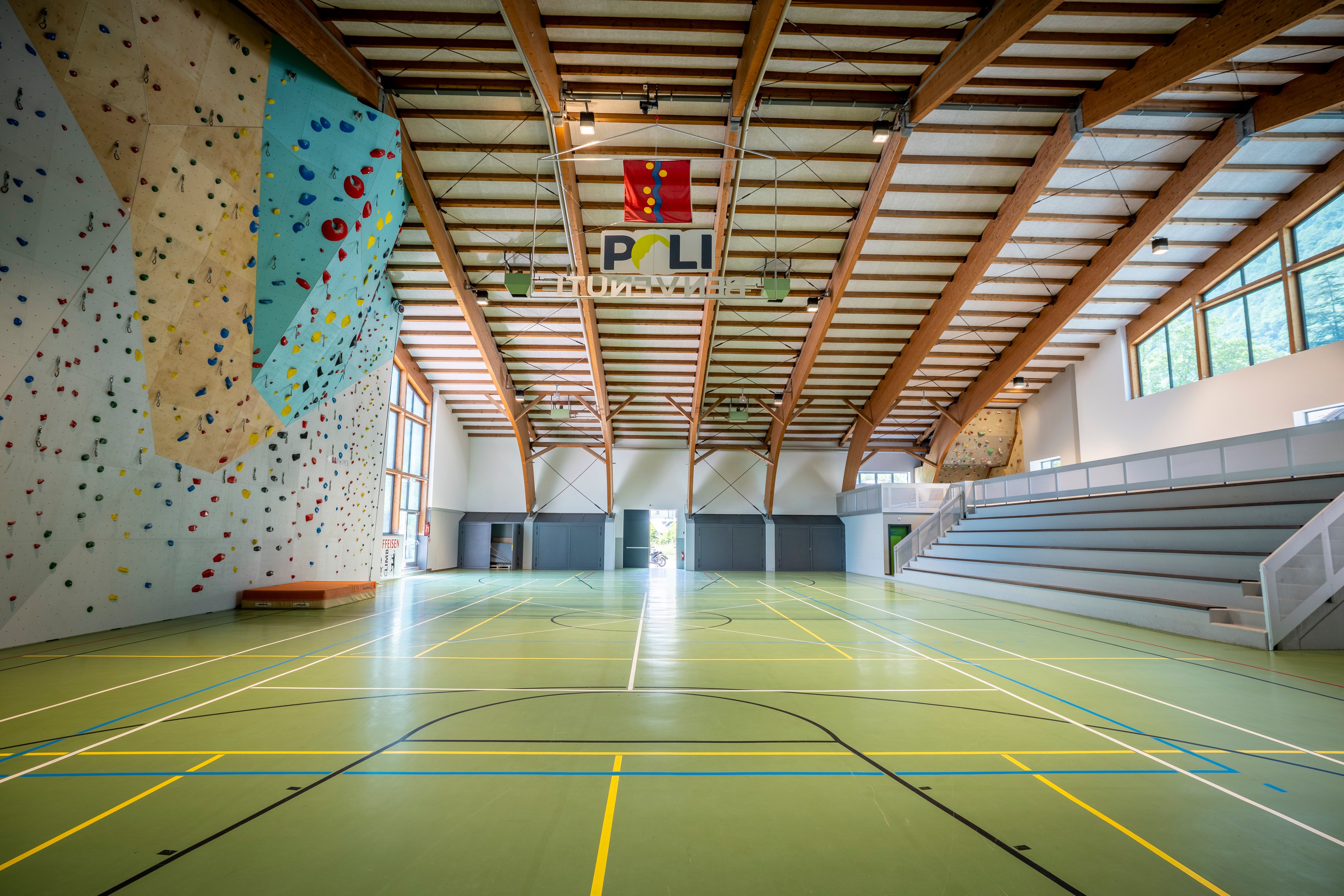 Palazzetto polivalente Polisport a Olivone con parete da arrampicata e boulder.