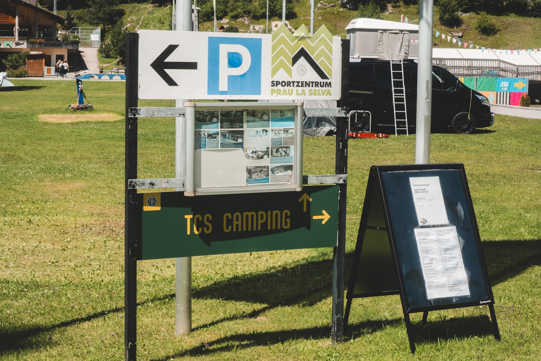 Signalisation d'un camping et d'un centre sportif.