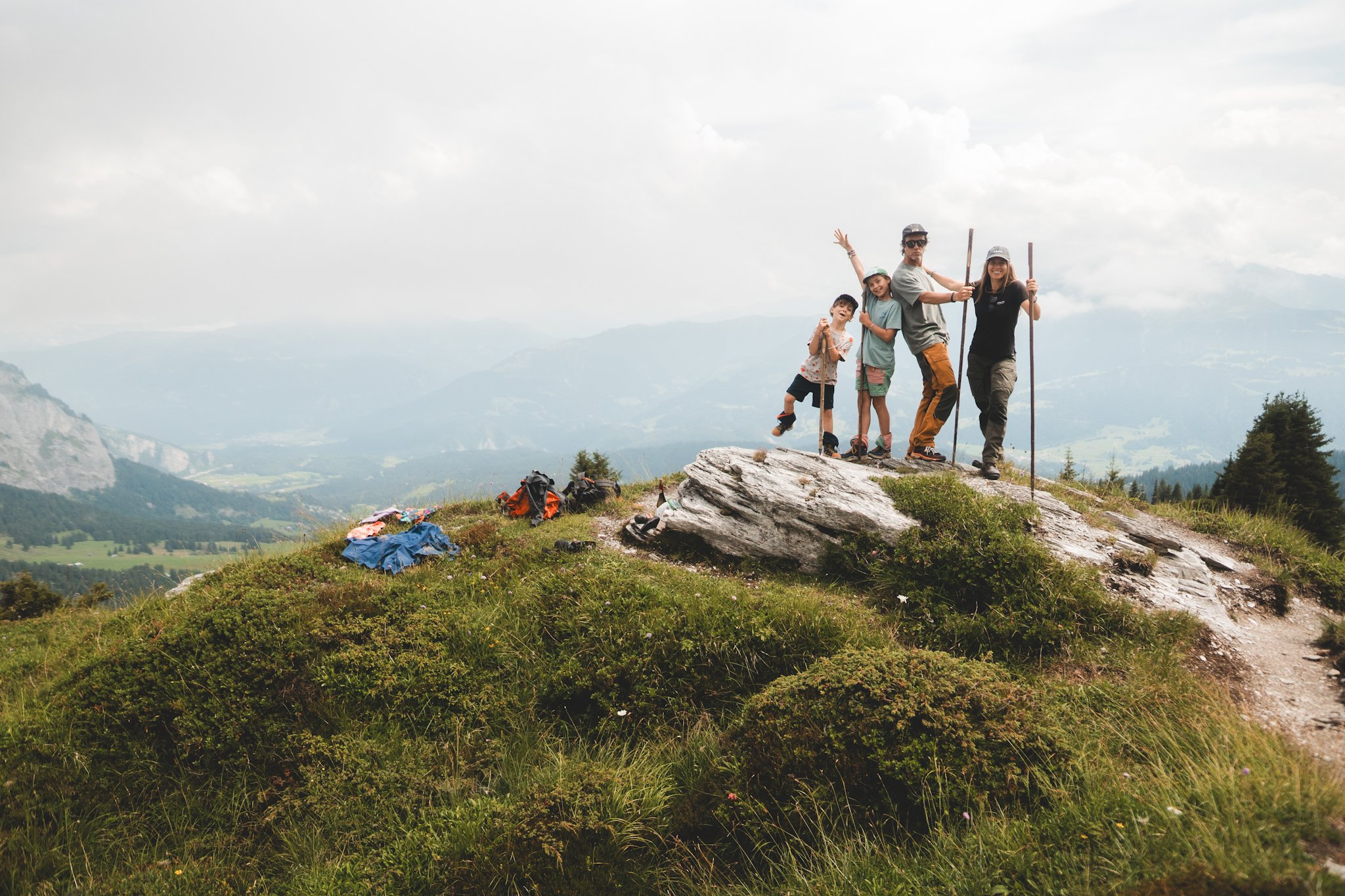 Une famille avec deux enfants fait une randonnée en montagne.