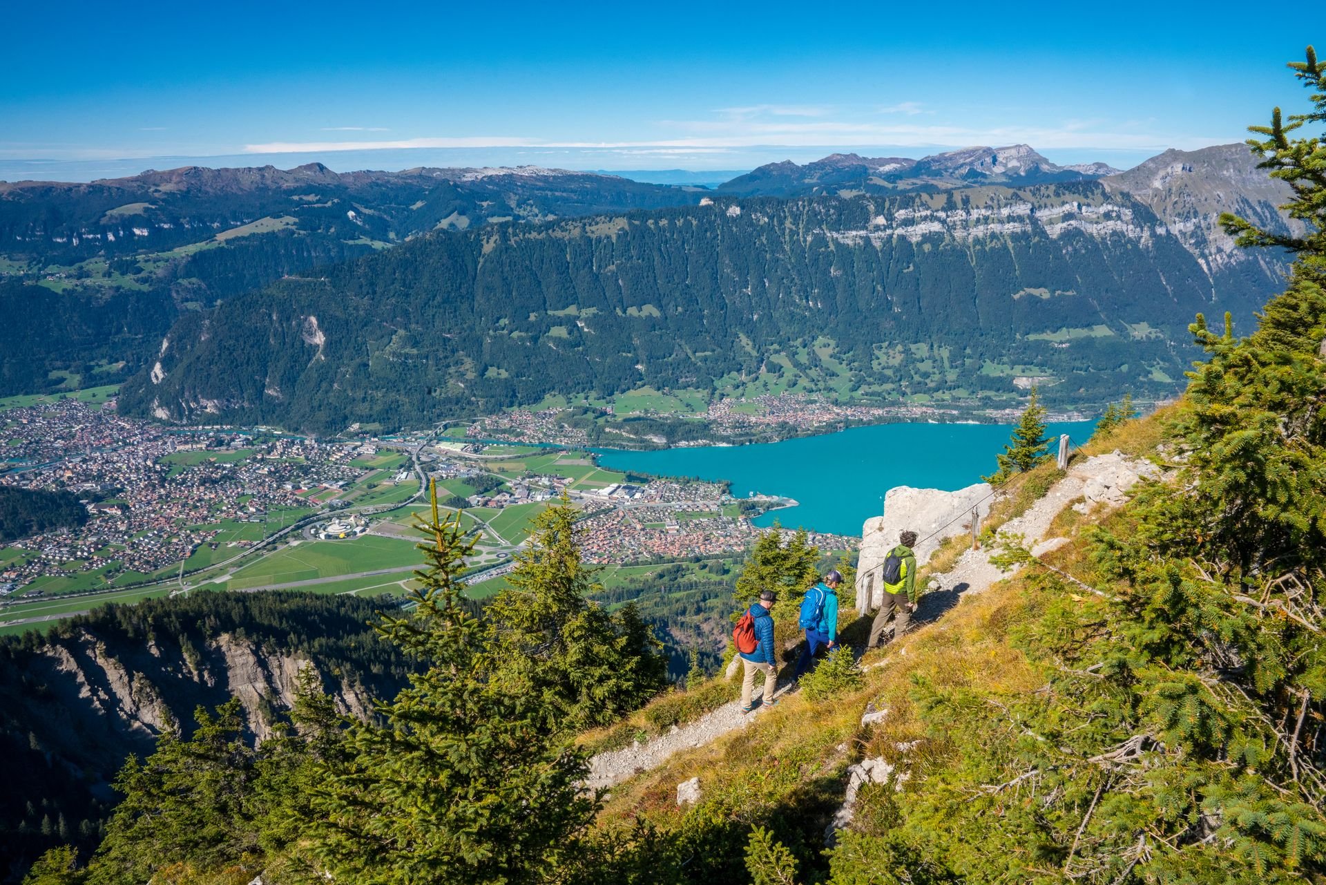 Tre persone durante un'escursione con vista su Interlaken
