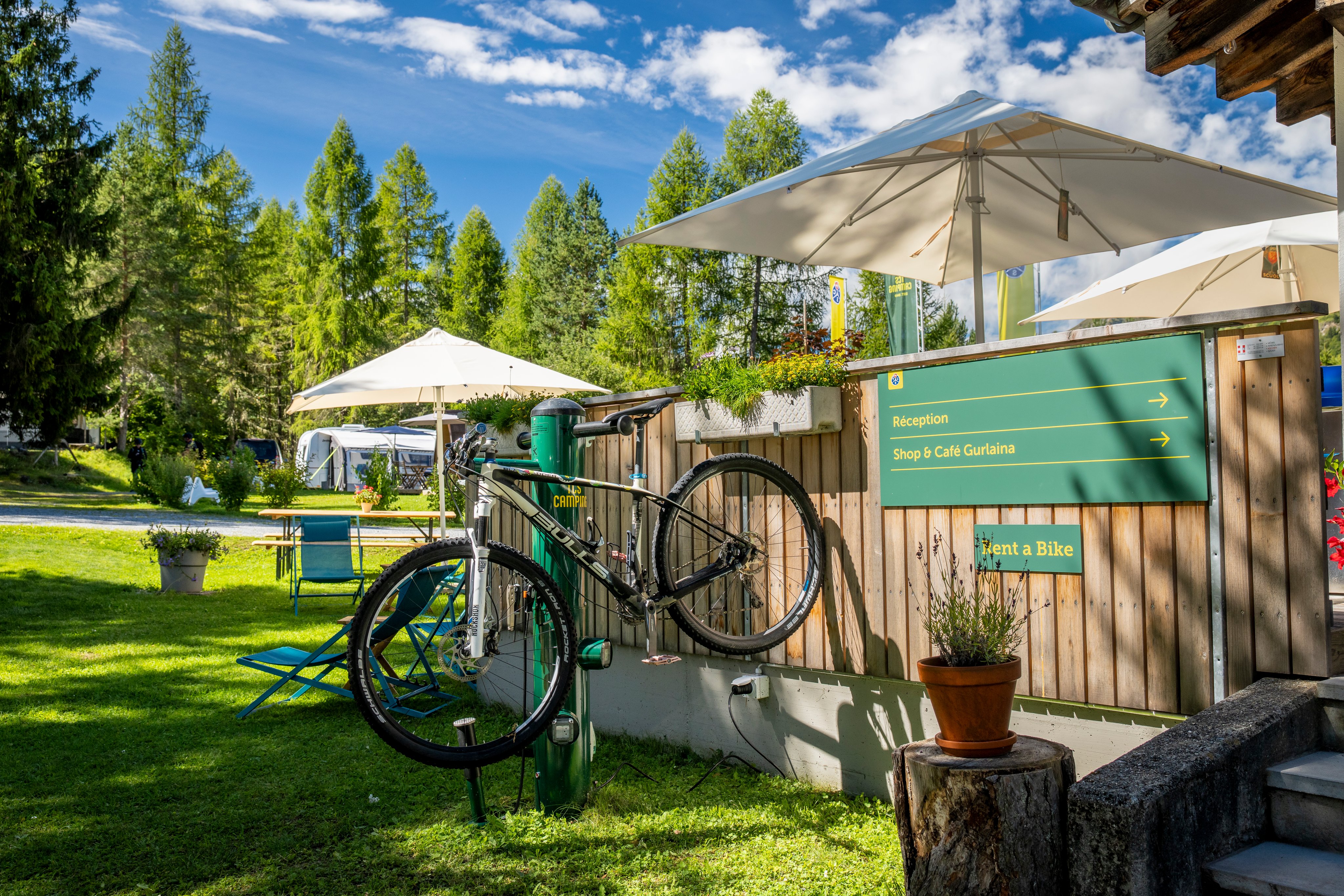 Ein Mountainbike steht am Eingang zur Rezeption des Campingplatzes.