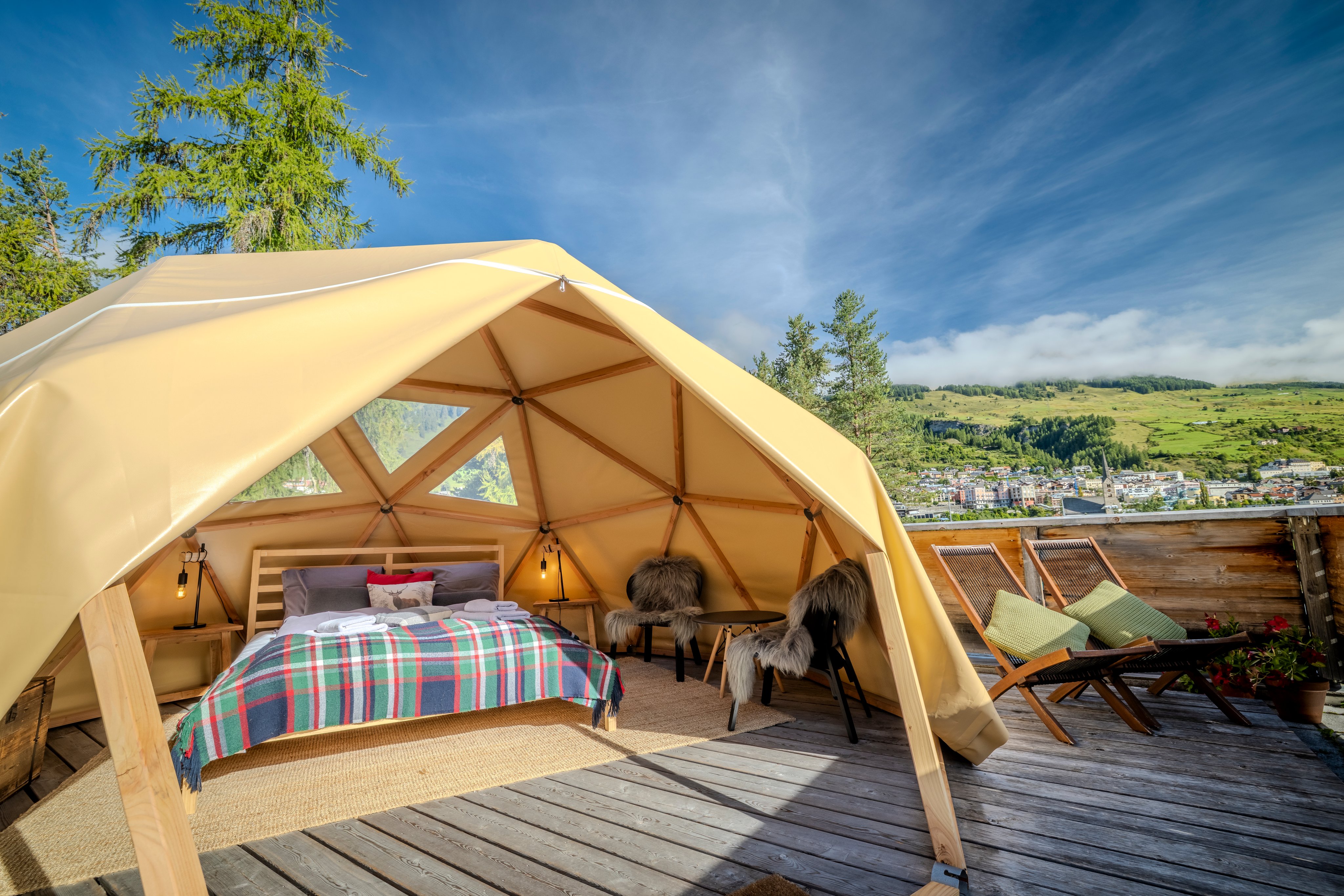 Un Geopod en location dans un camping, situé sur un toit-terrasse.