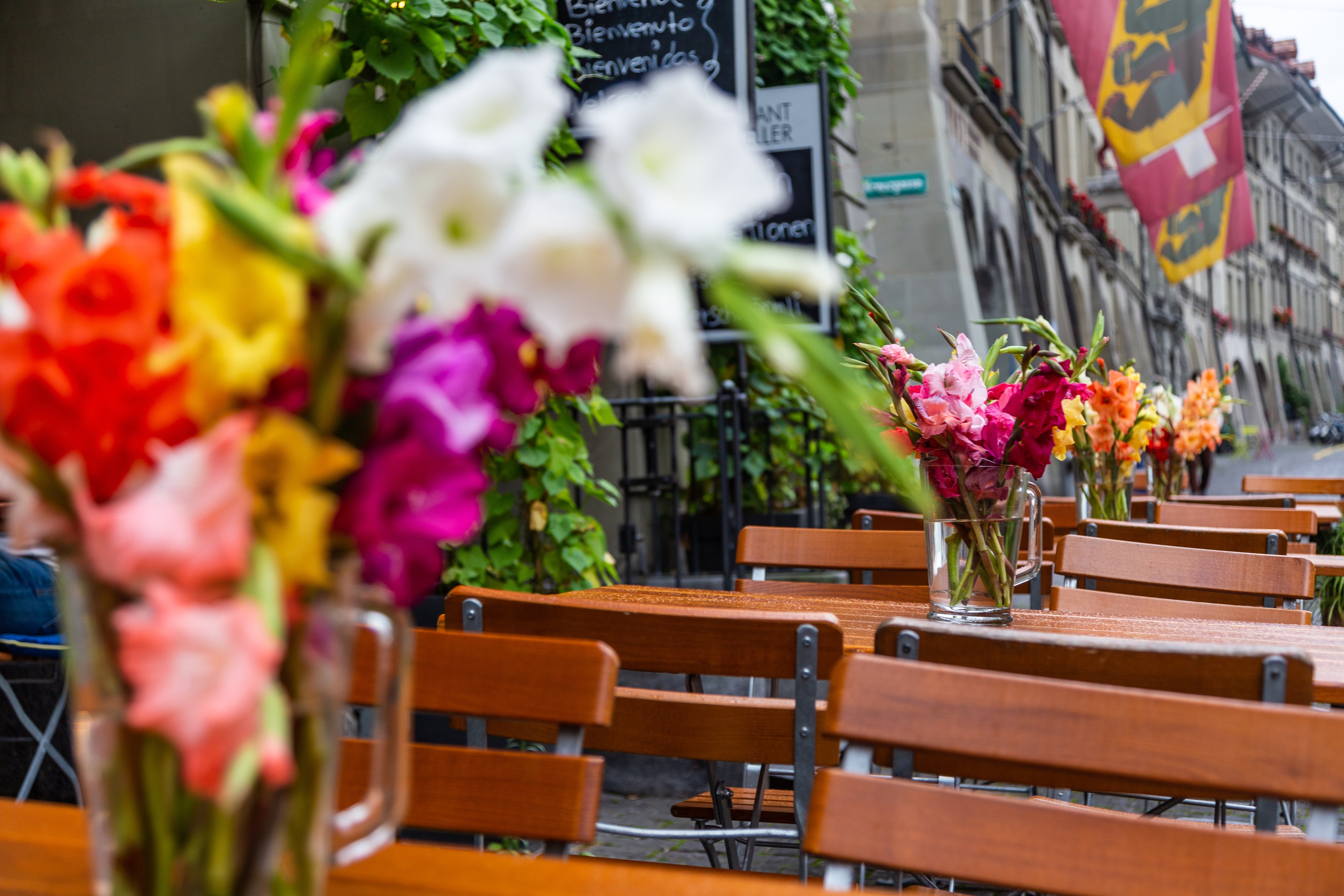 Tavoli decorati con fiori davanti a un caffè a Berna, Svizzera
