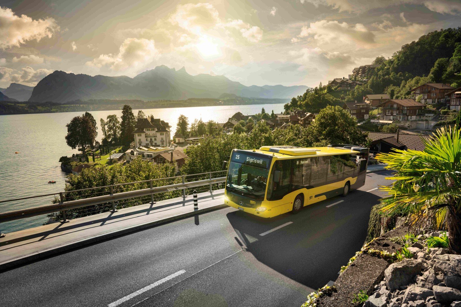 Un autobus STI percorre il lago di Thun.