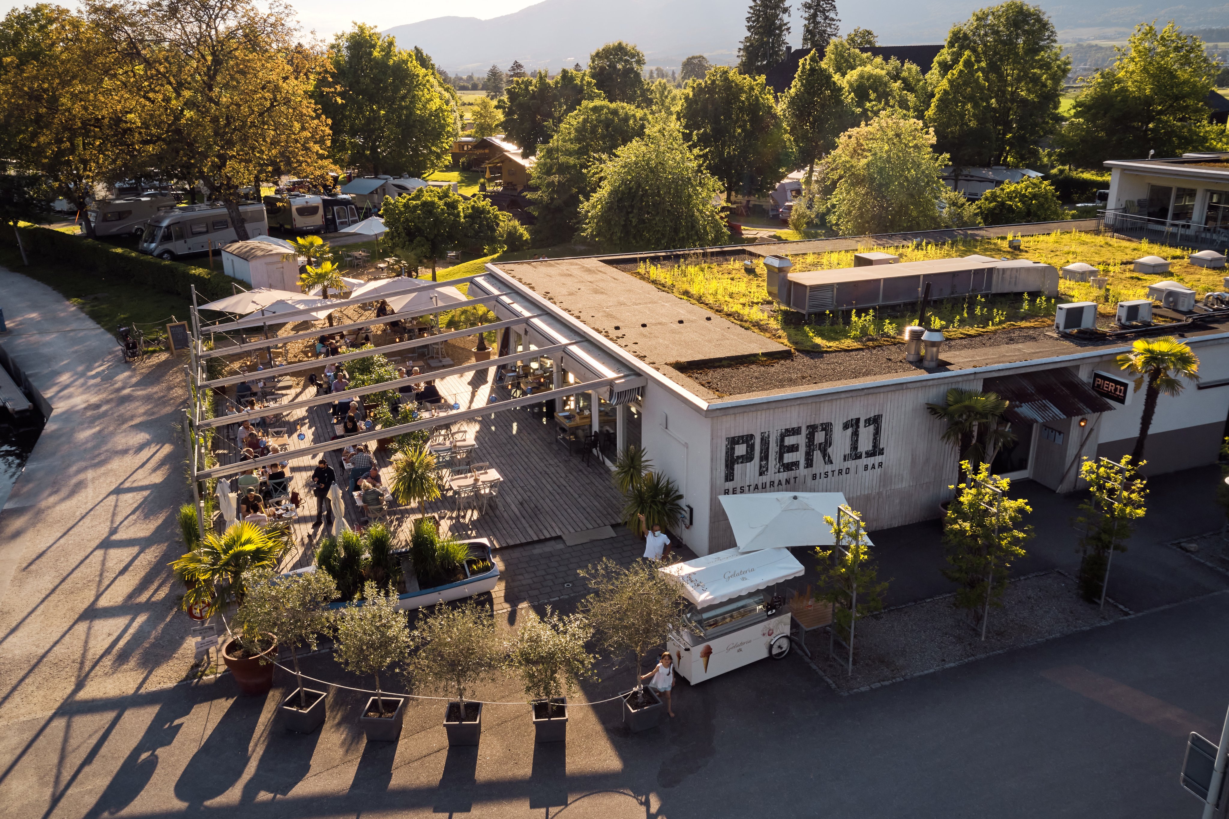 Un restaurant avec terrasse dans un camping.