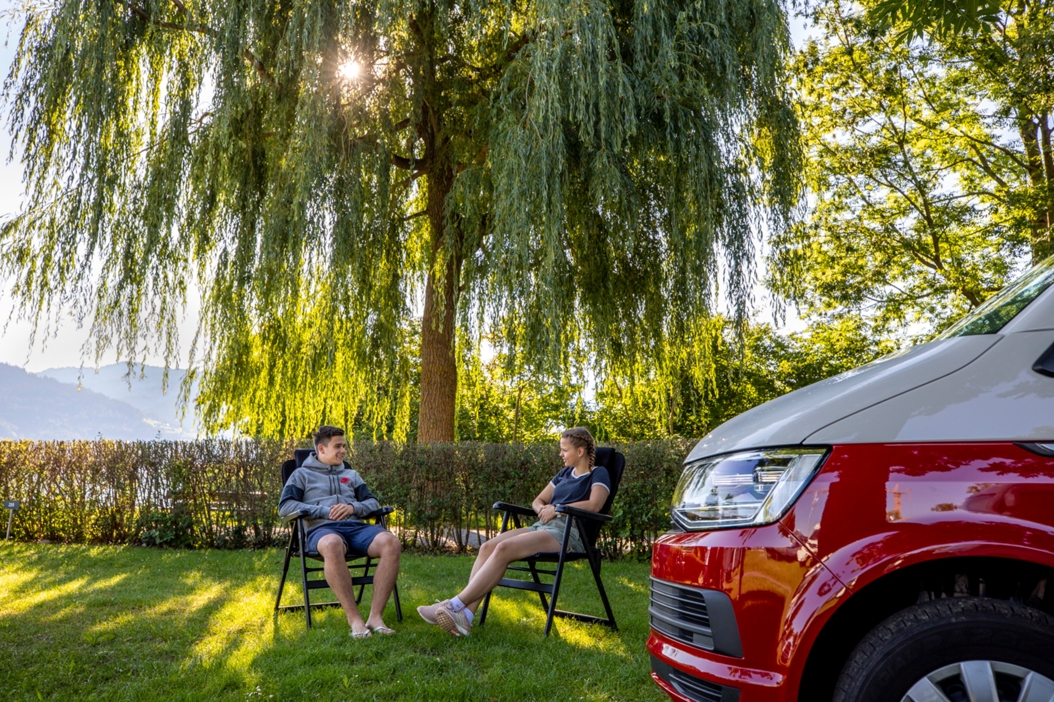 Due adolescenti si godono la vacanza al TCS Camping Gwatt Thunersee.