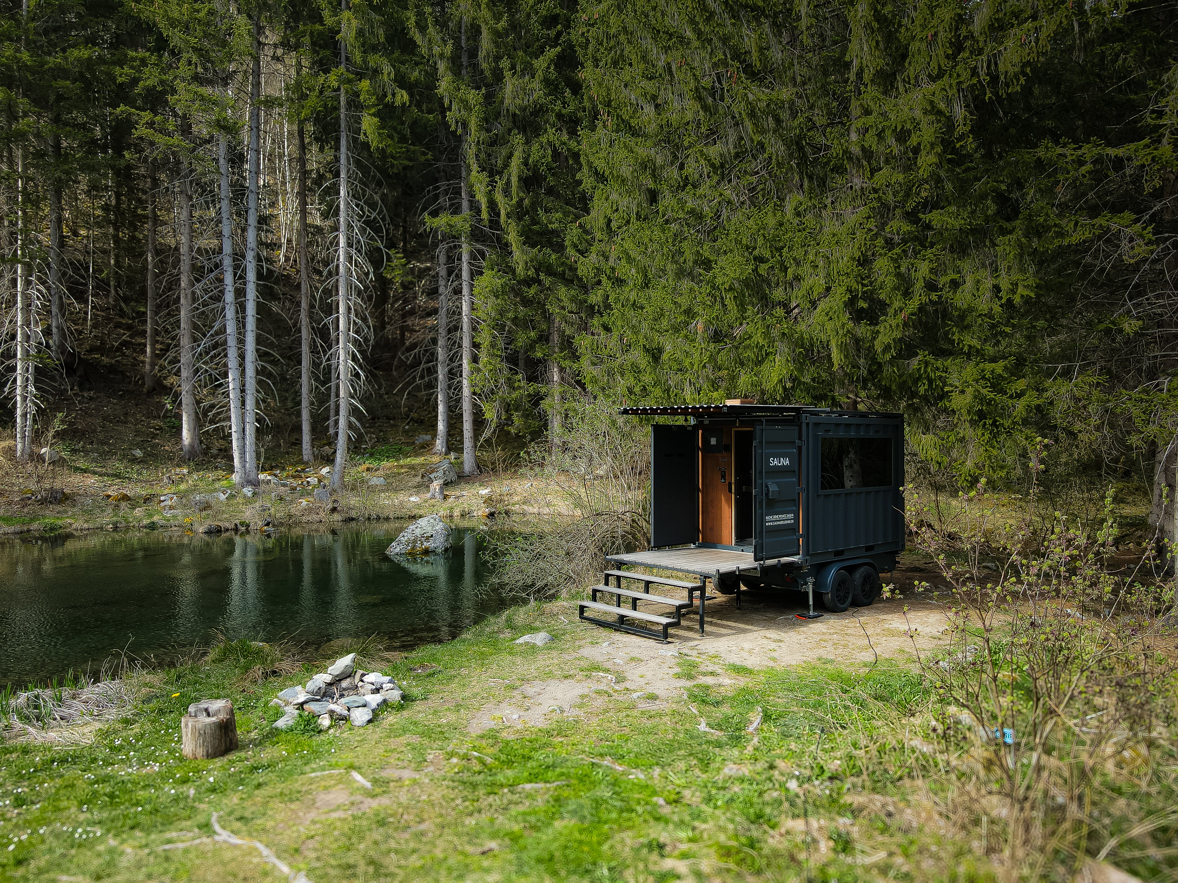 Sauna au bord d'un petit lac dans la forêt.