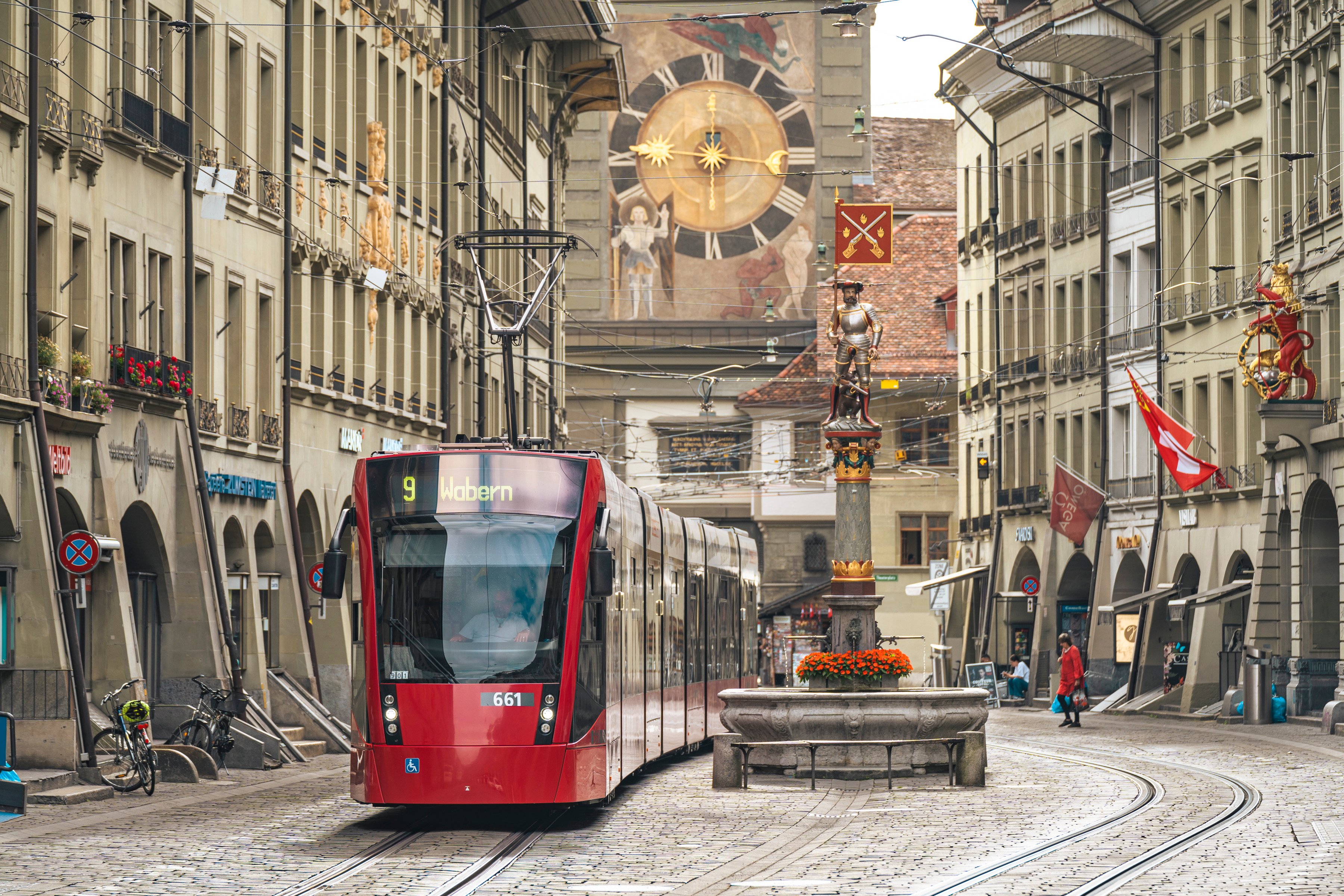 Un tram attraversa la città vecchia, con lo Zytglogge sullo sfondo.