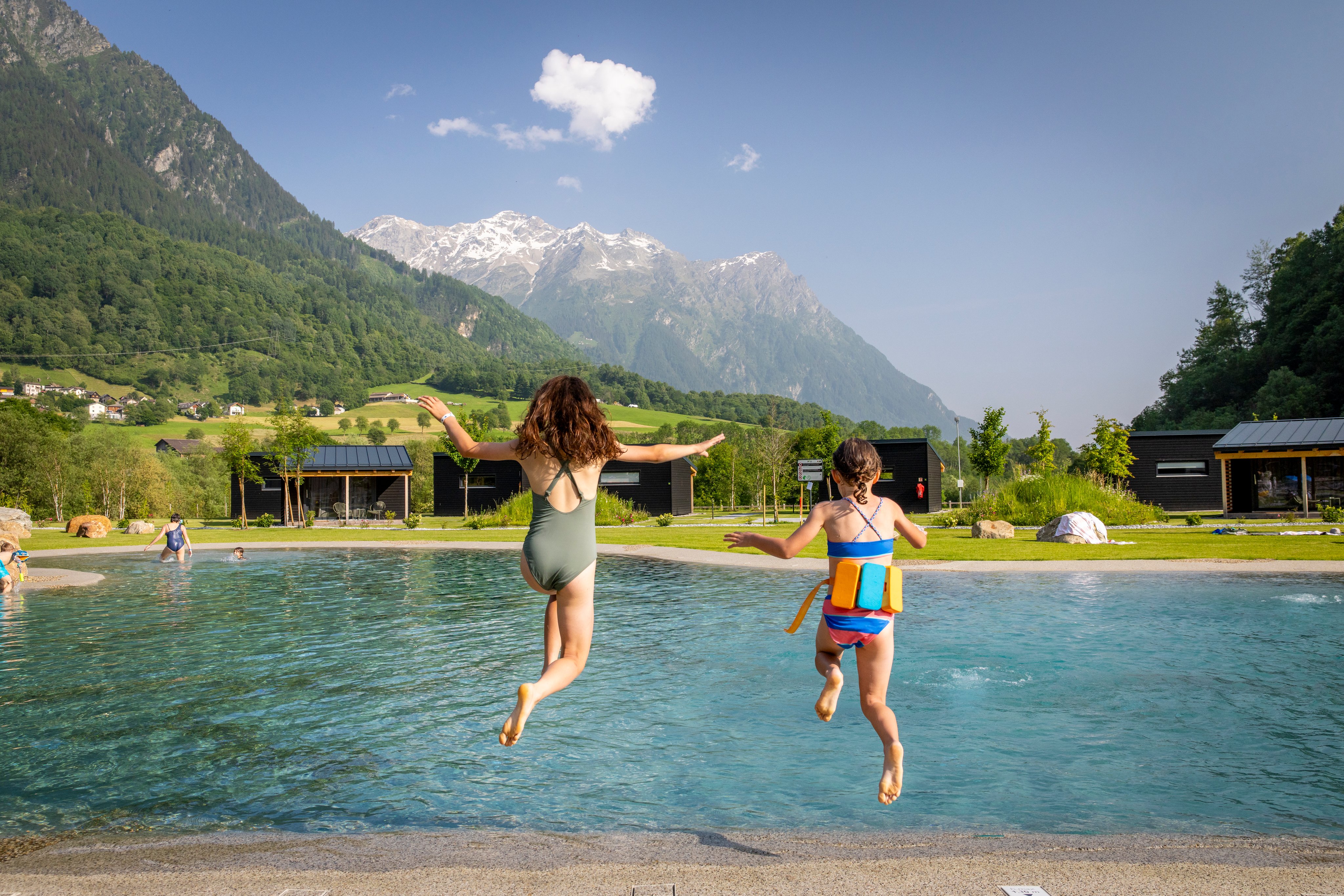 Les enfants sautent dans les piscines du TCS Camping Olivone.