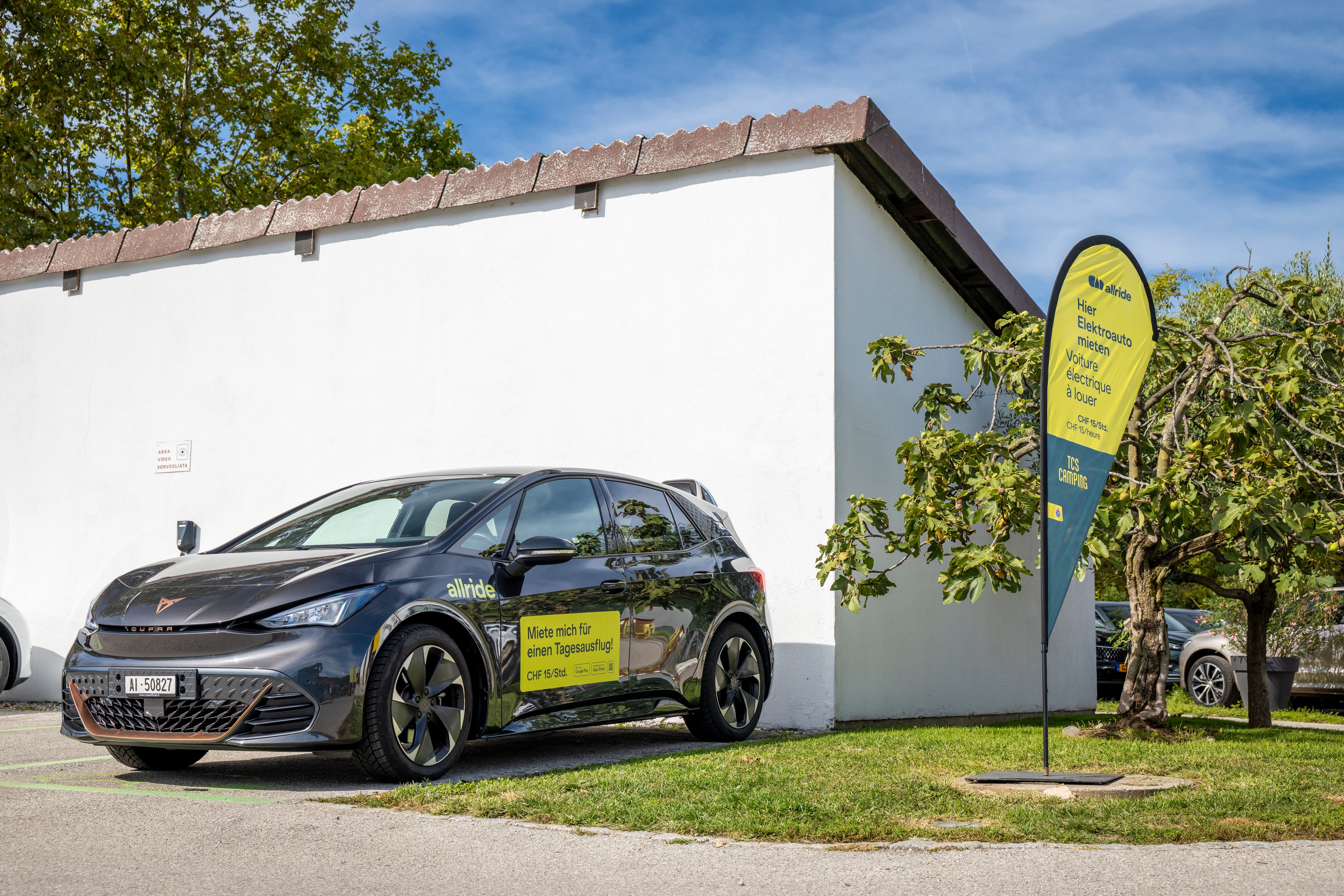 Voiture électrique de location allride dans un camping.