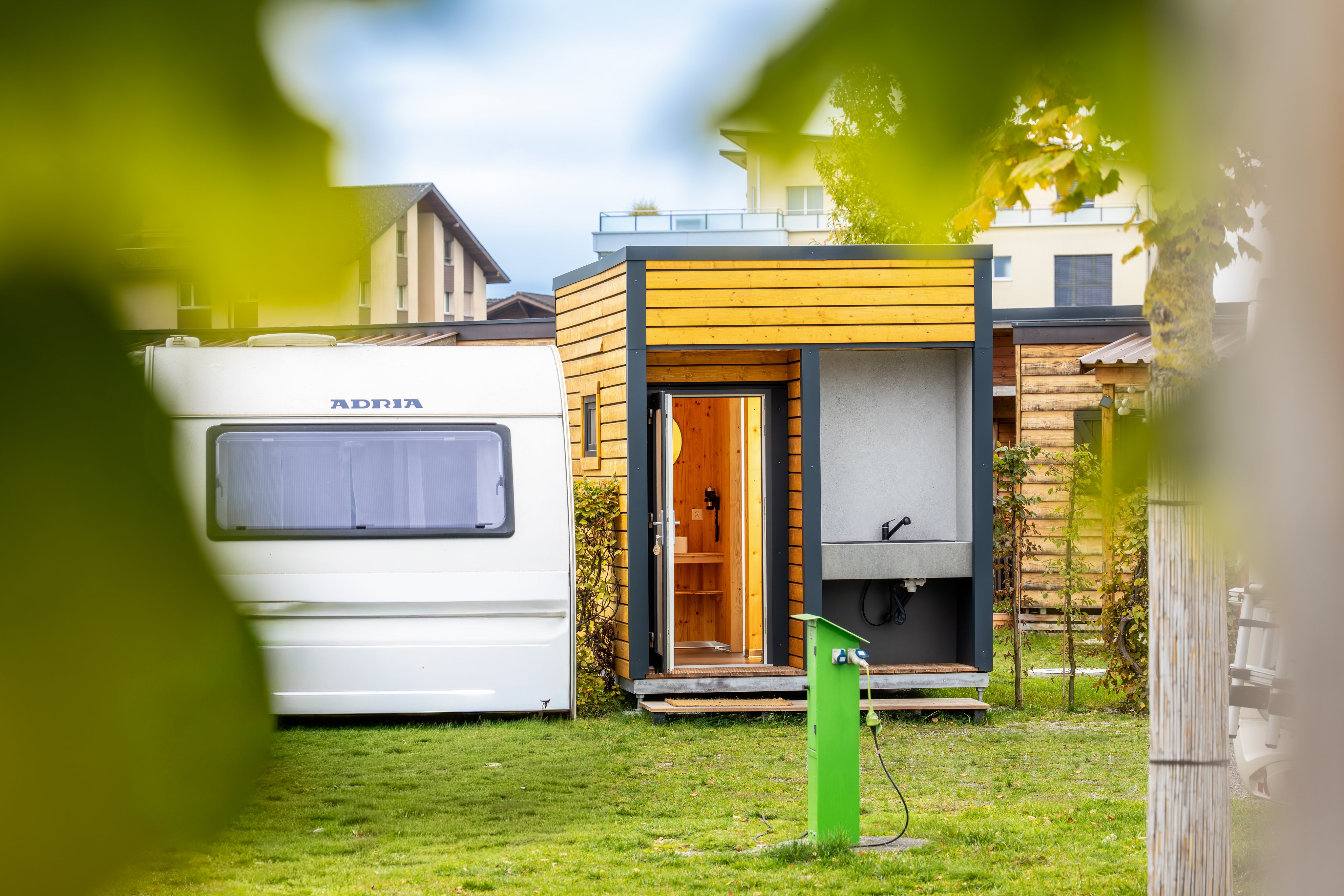 Camping-car à côté d'un emplacement avec sanitaires privés à Buochs.