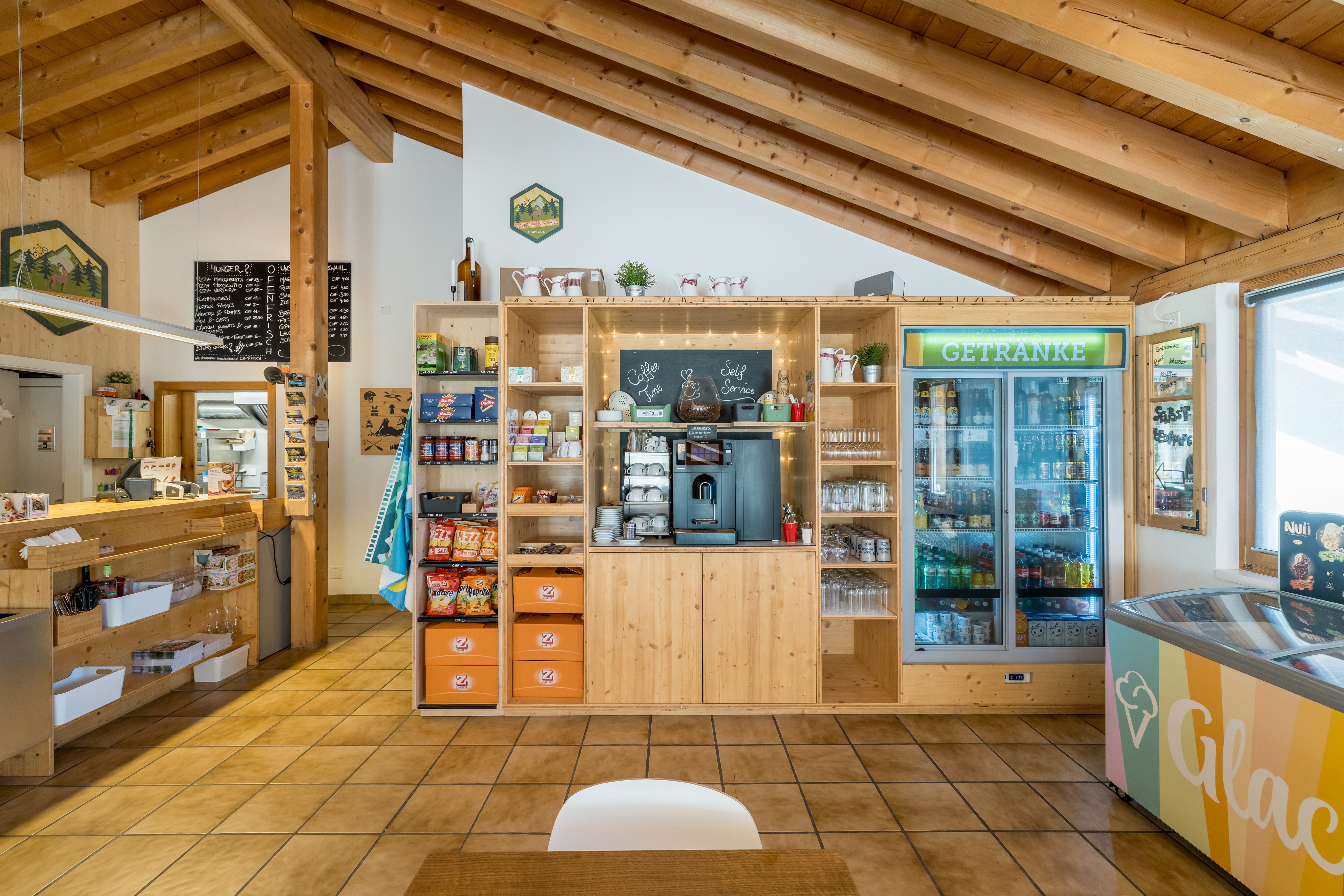 Café Gurlaina vom TCS Camping Scuol mit dem Campingshop.