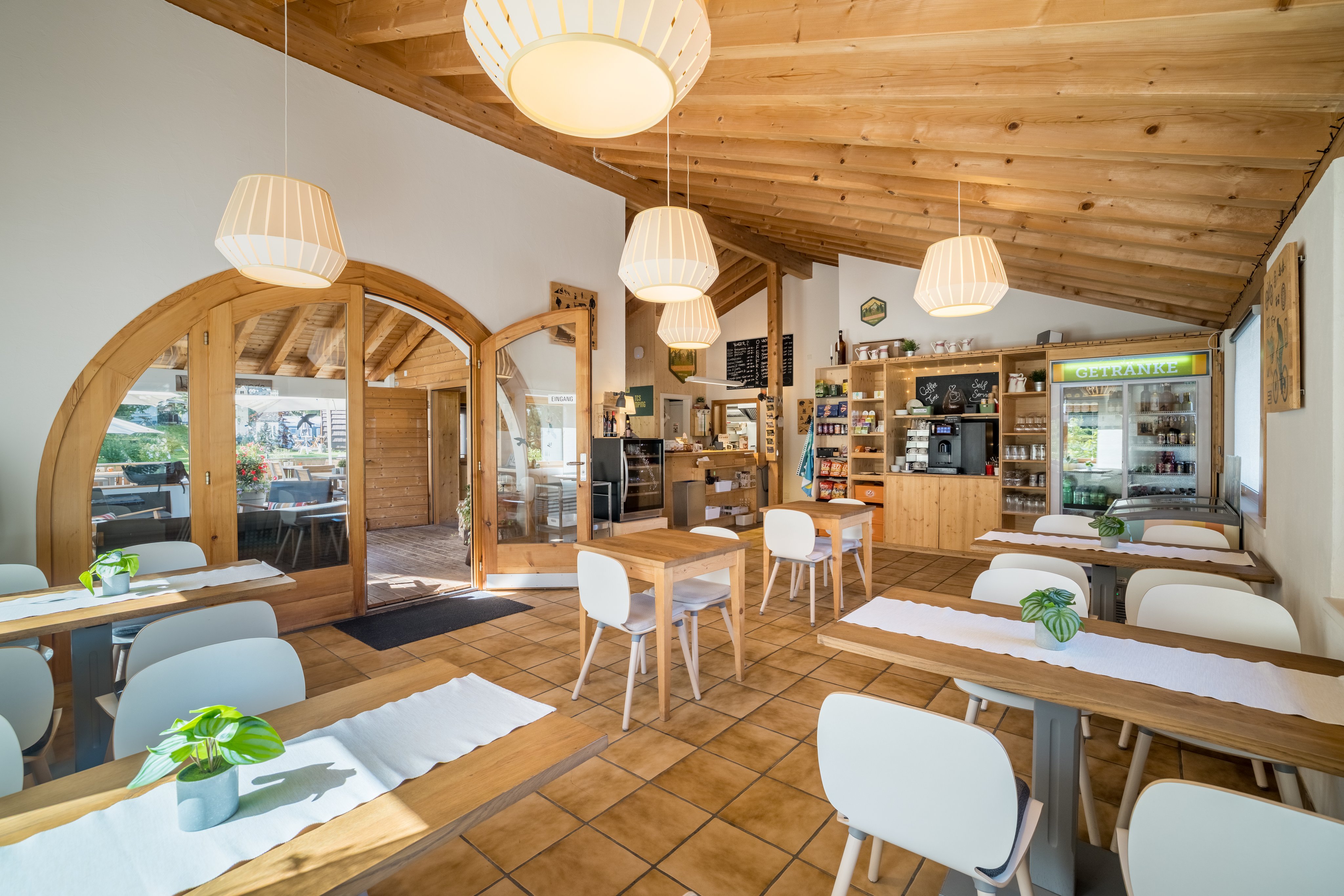 Intérieur de la boutique et du café Gurlaina