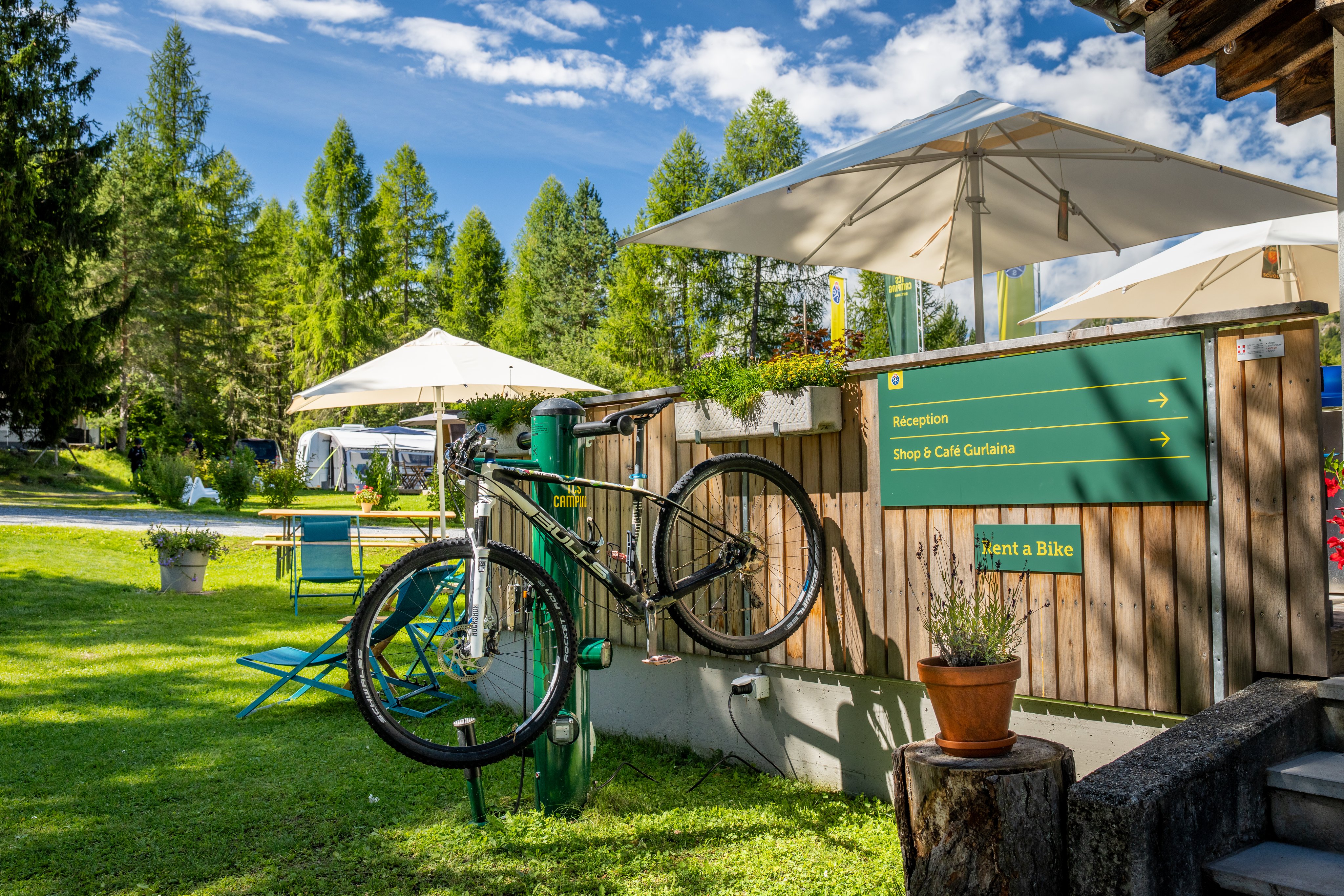 Vélo devant un bâtiment dans un camping.