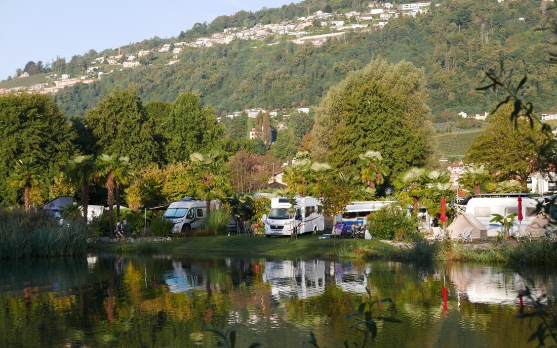Ein Campingplatz direkt am Wasser.